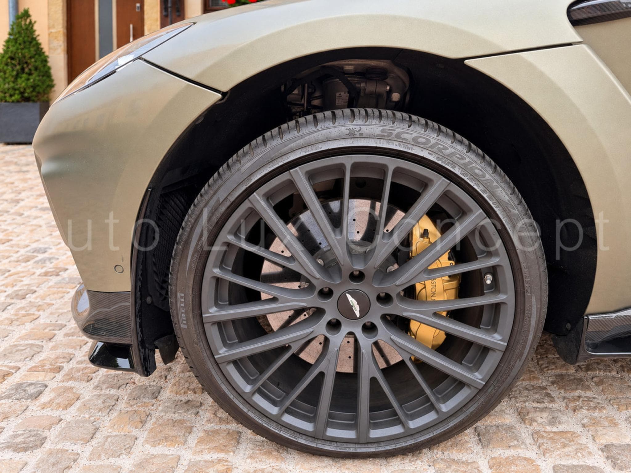 Aston-Martin DBX 707 (2022) - Photo 19