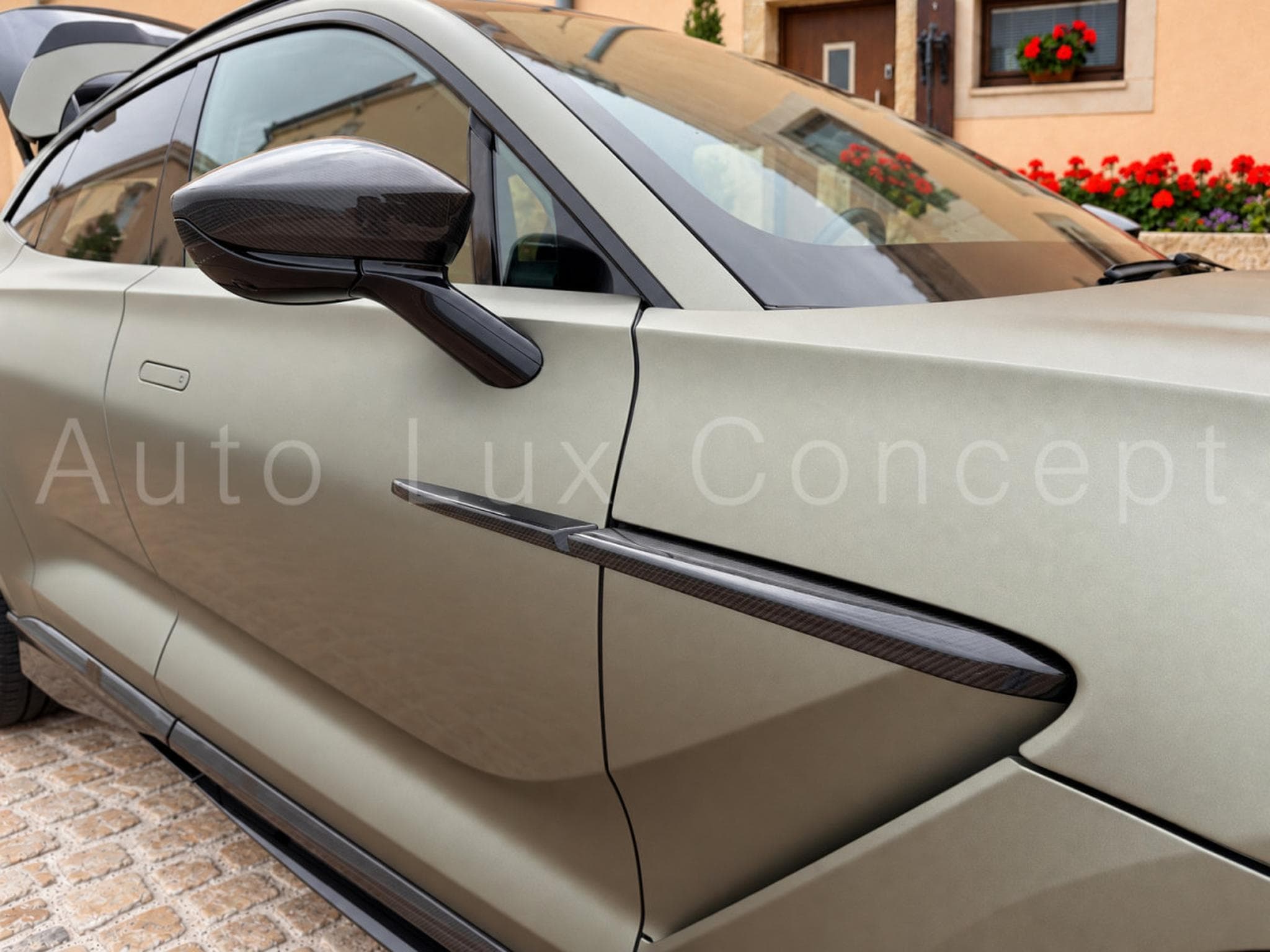 Aston-Martin DBX 707 (2022) - Photo 20