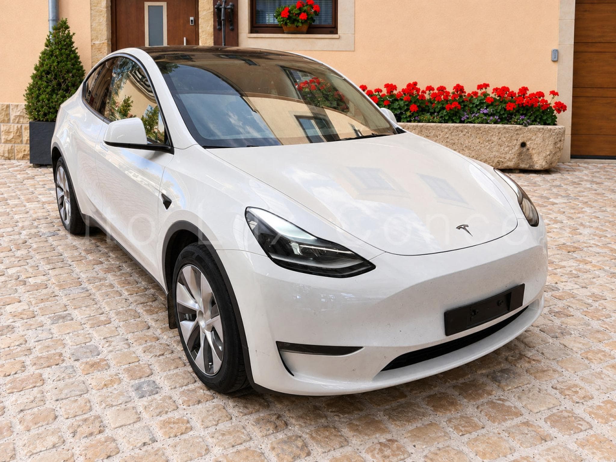 Tesla Model Y Long Range Dual Motor AWD (2023) - Photo 2