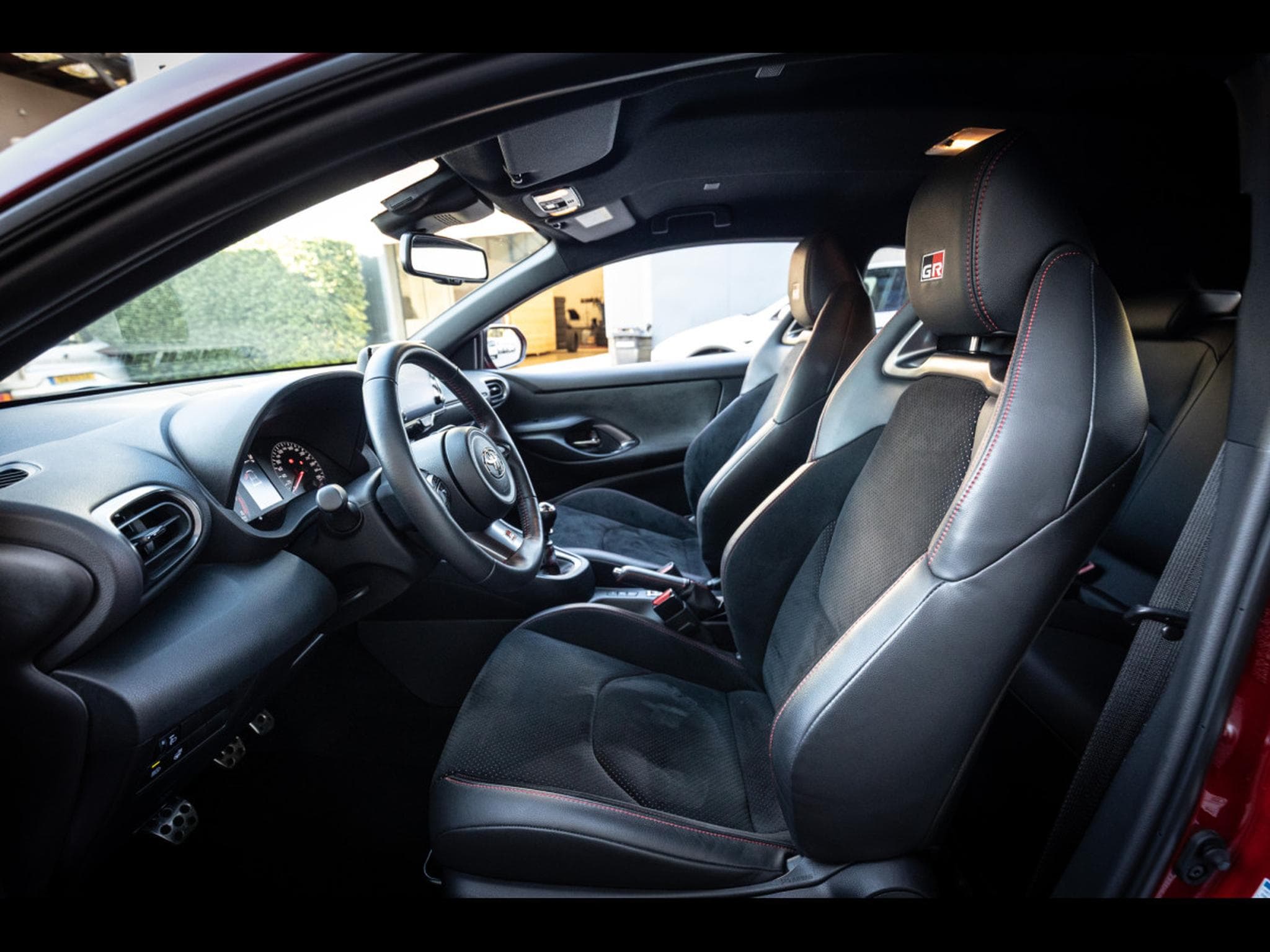 Toyota Yaris GR-FOUR 1.6L TURBO HIGH PERFORMANCE - MANUAL 6 - KARMINA-ROT (2022) - Photo 11