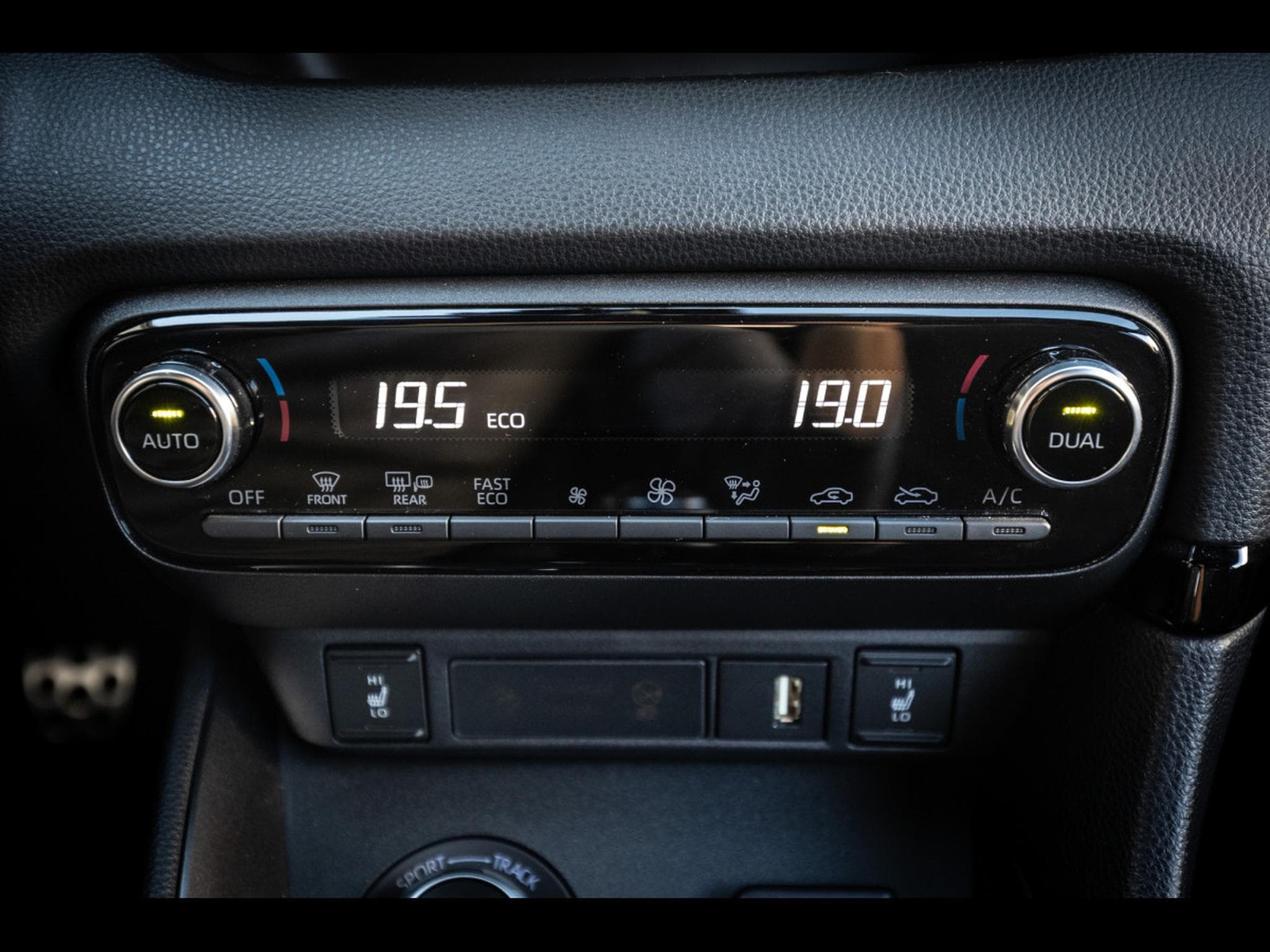 Toyota Yaris GR-FOUR 1.6L TURBO HIGH PERFORMANCE - MANUAL 6 - KARMINA-ROT (2022) - Photo 18