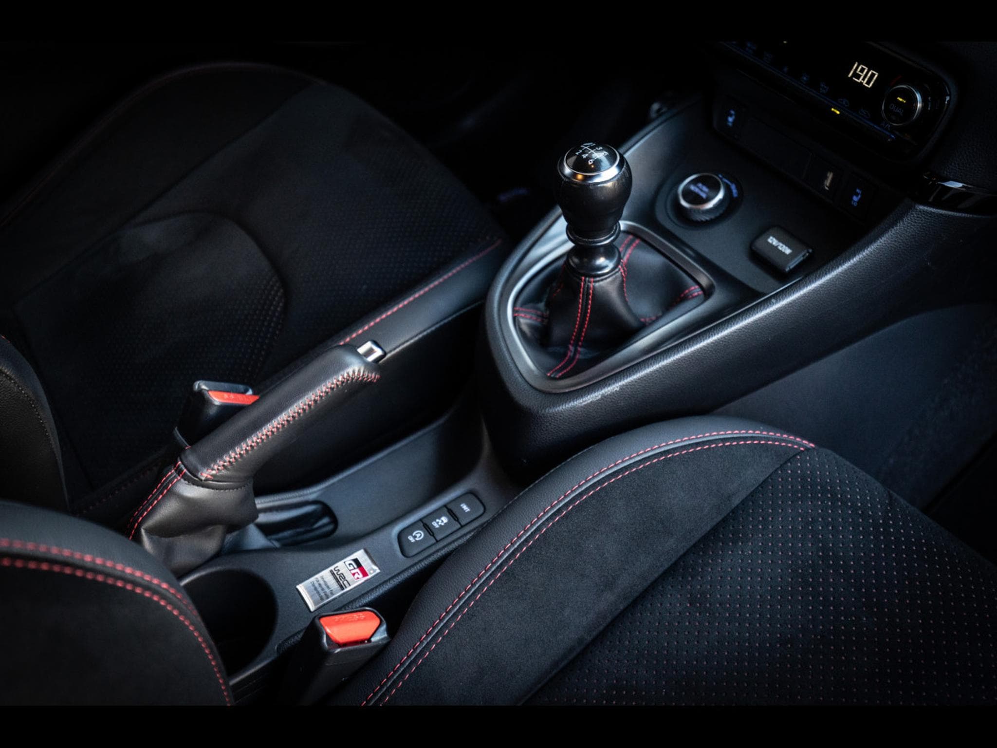 Toyota Yaris GR-FOUR 1.6L TURBO HIGH PERFORMANCE - MANUAL 6 - KARMINA-ROT (2022) - Photo 17