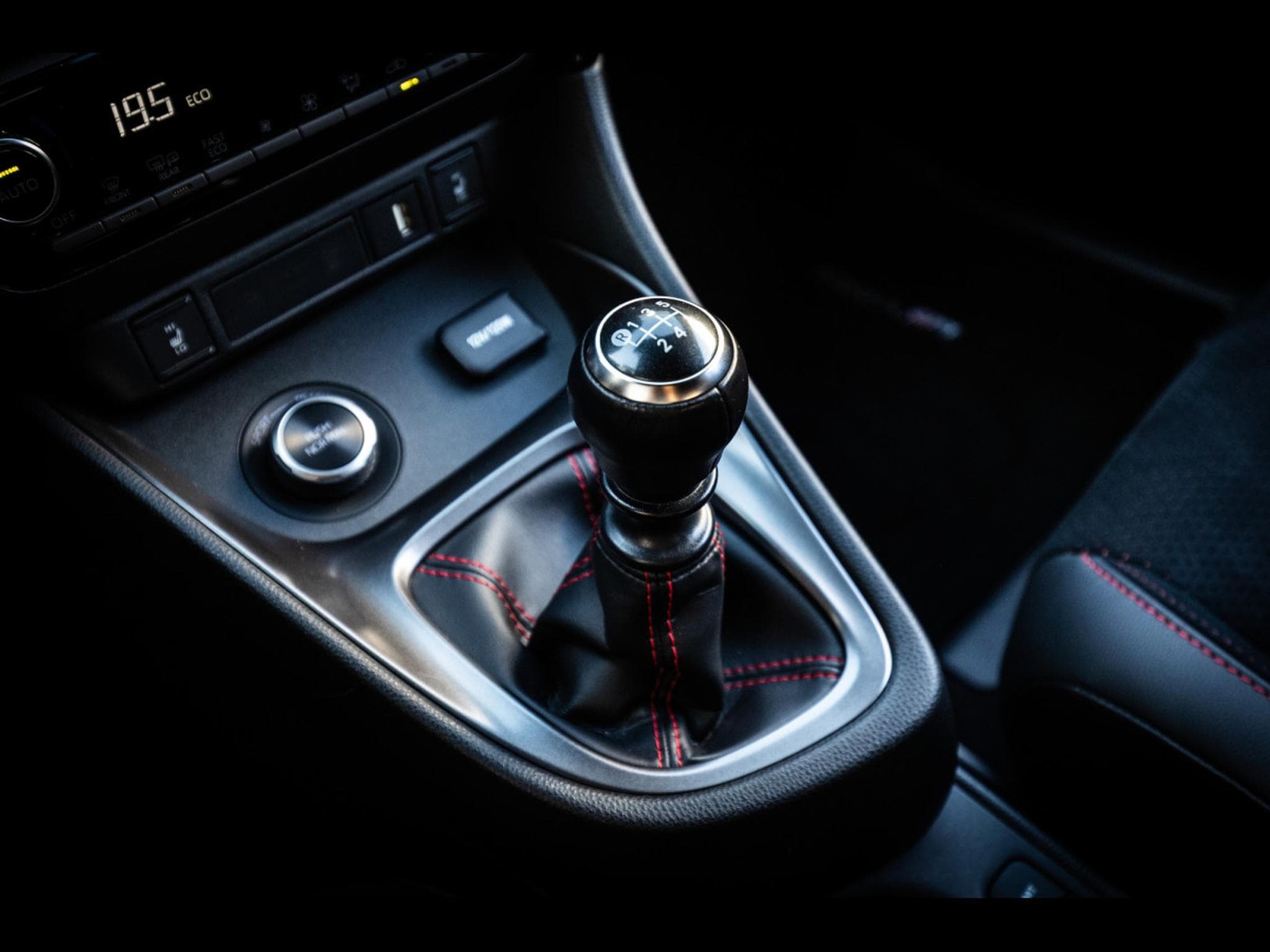 Toyota Yaris GR-FOUR 1.6L TURBO HIGH PERFORMANCE - MANUAL 6 - KARMINA-ROT (2022) - Photo 19