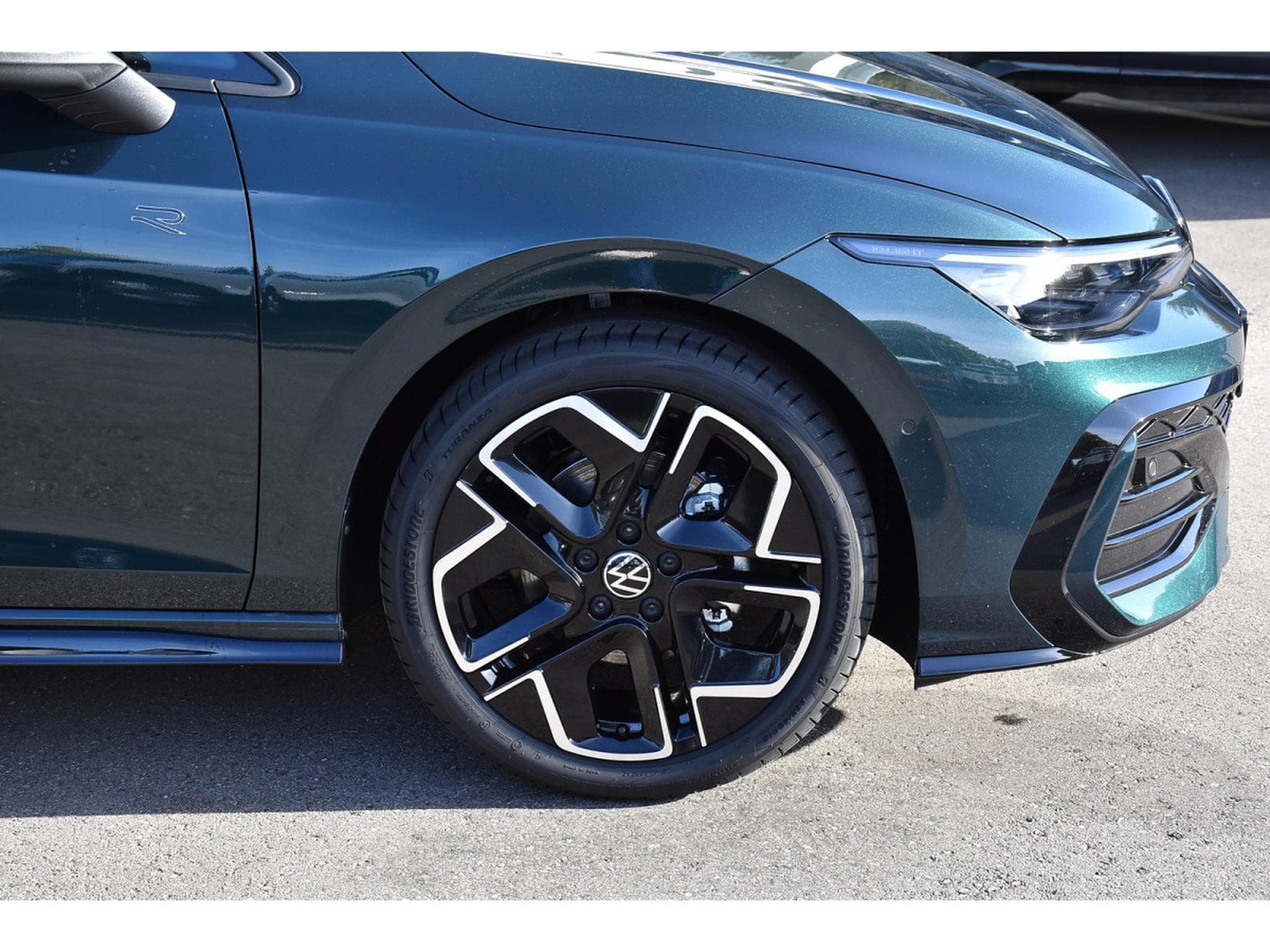 VW Golf 1.5 eTSI R-Line DSG ACC TRAVEL SIDE PARK CAM KEYLESS NEUVE (2026) - Photo 5