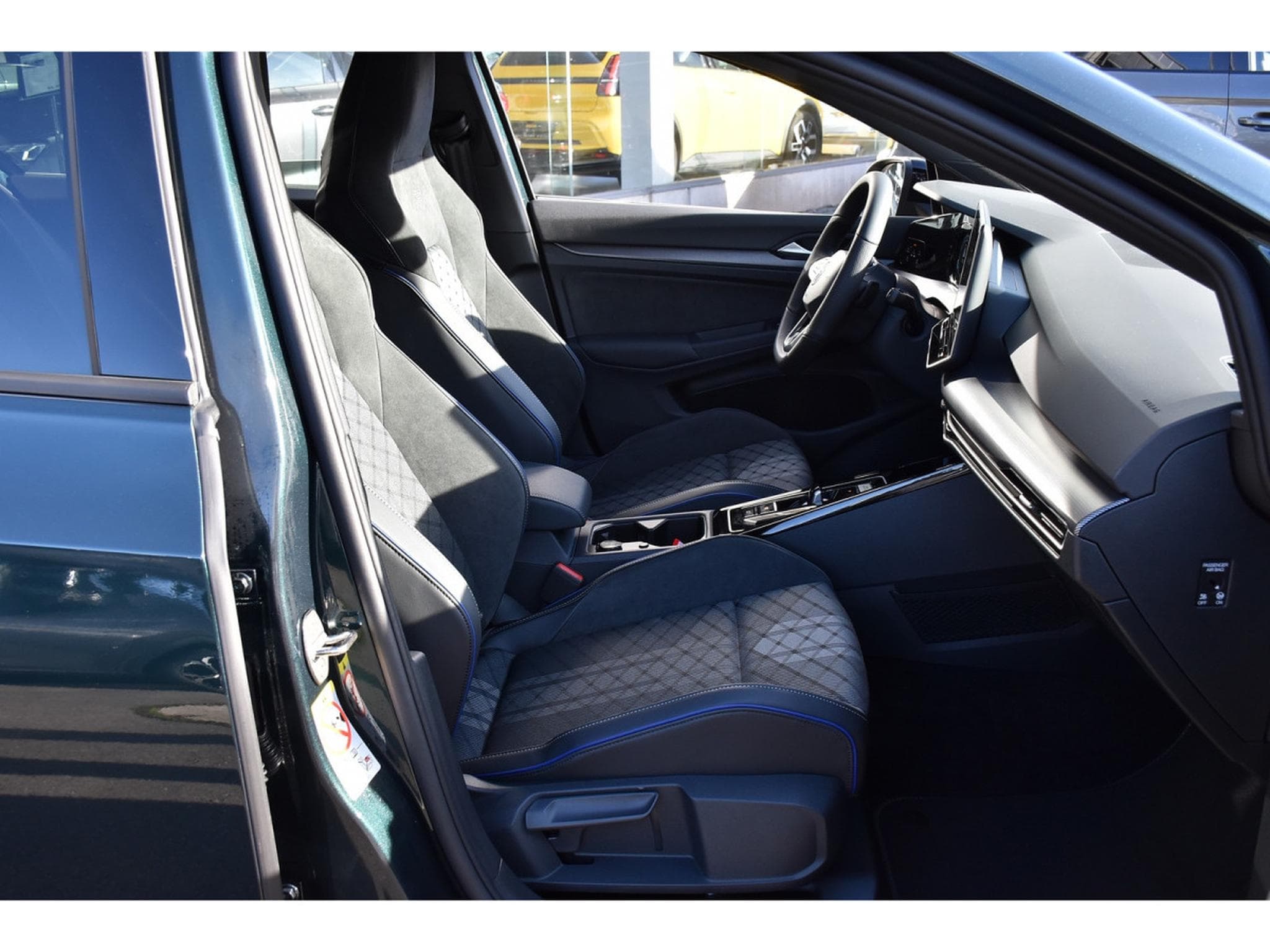 VW Golf 1.5 eTSI R-Line DSG ACC TRAVEL SIDE PARK CAM KEYLESS NEUVE (2026) - Photo 7