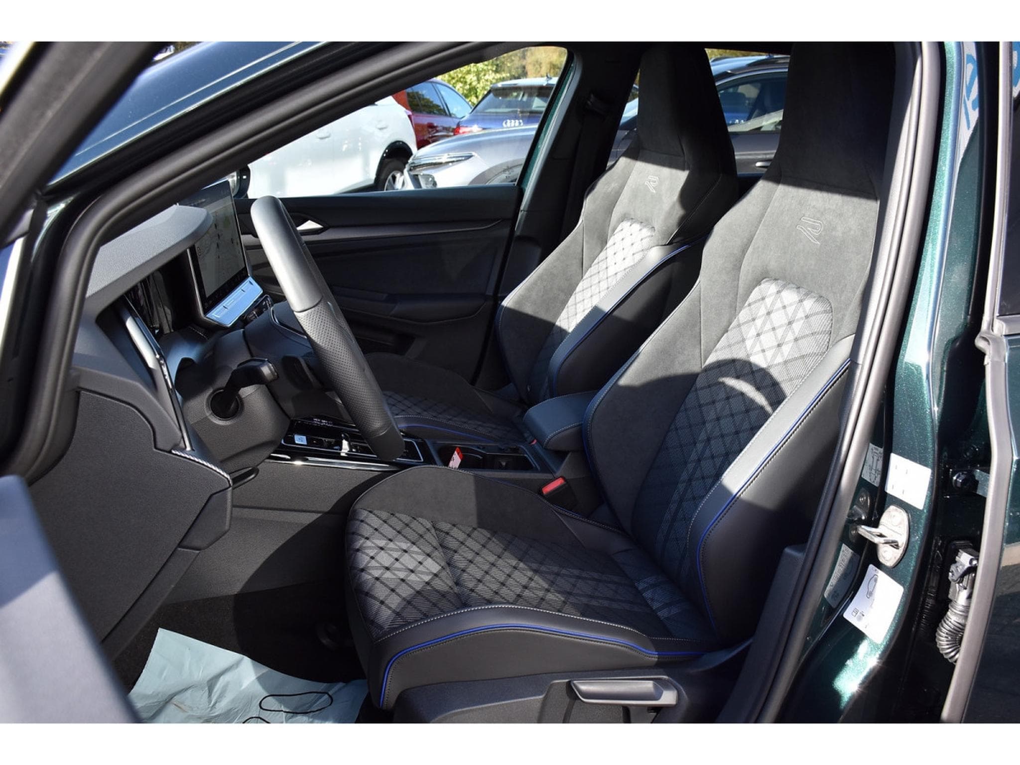 VW Golf 1.5 eTSI R-Line DSG ACC TRAVEL SIDE PARK CAM KEYLESS NEUVE (2026) - Photo 6