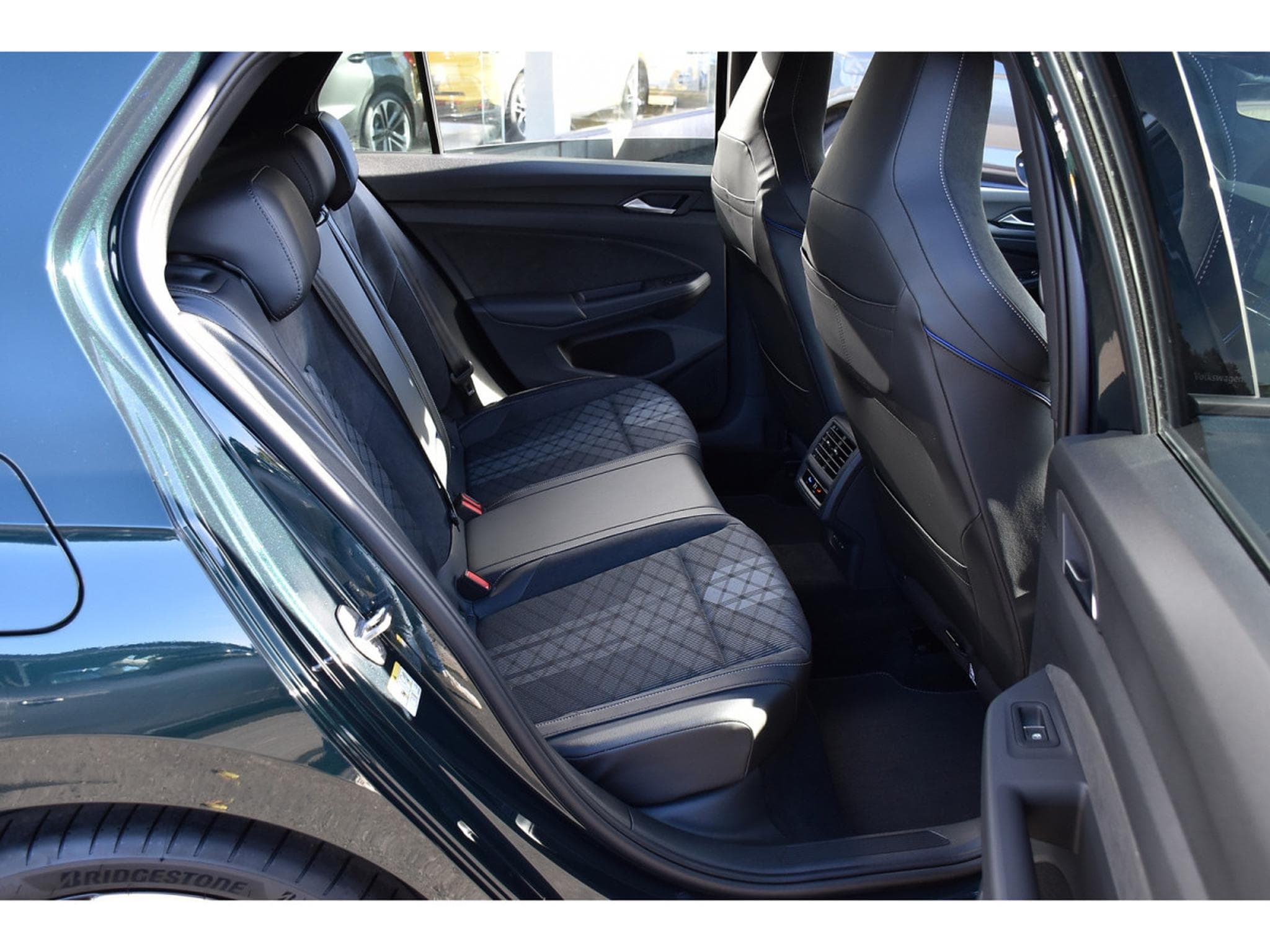VW Golf 1.5 eTSI R-Line DSG ACC TRAVEL SIDE PARK CAM KEYLESS NEUVE (2026) - Photo 8