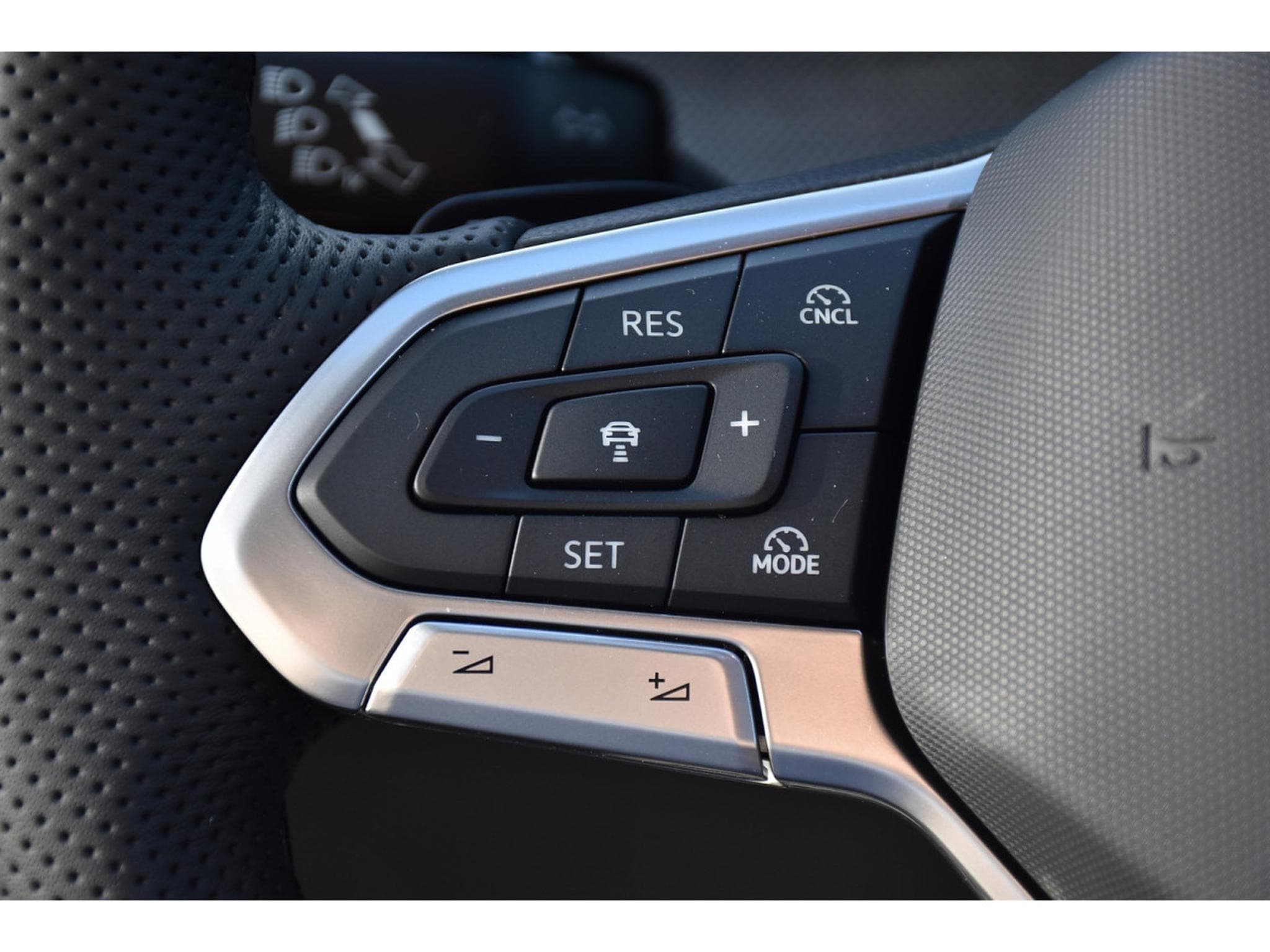 VW Golf 1.5 eTSI R-Line DSG ACC TRAVEL SIDE PARK CAM KEYLESS NEUVE (2026) - Photo 20