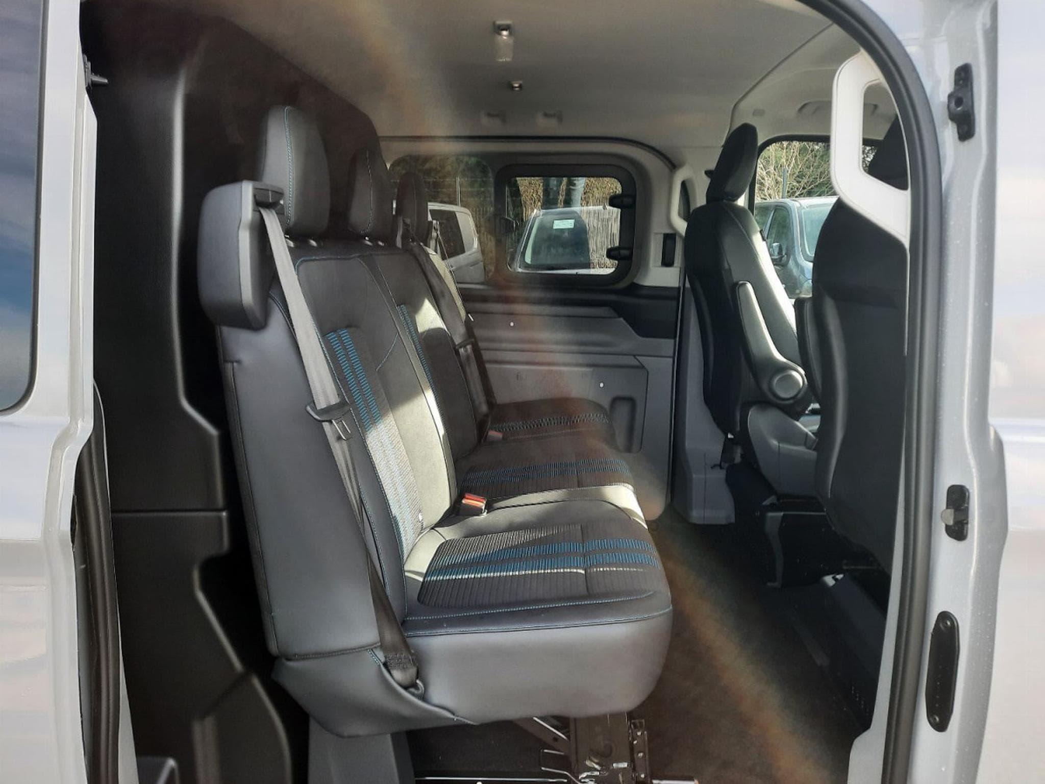 Ford Transit 2.5 Duratec PHEV 232 BVA L1H1 Double Cabine Sport (2026) - Foto 13