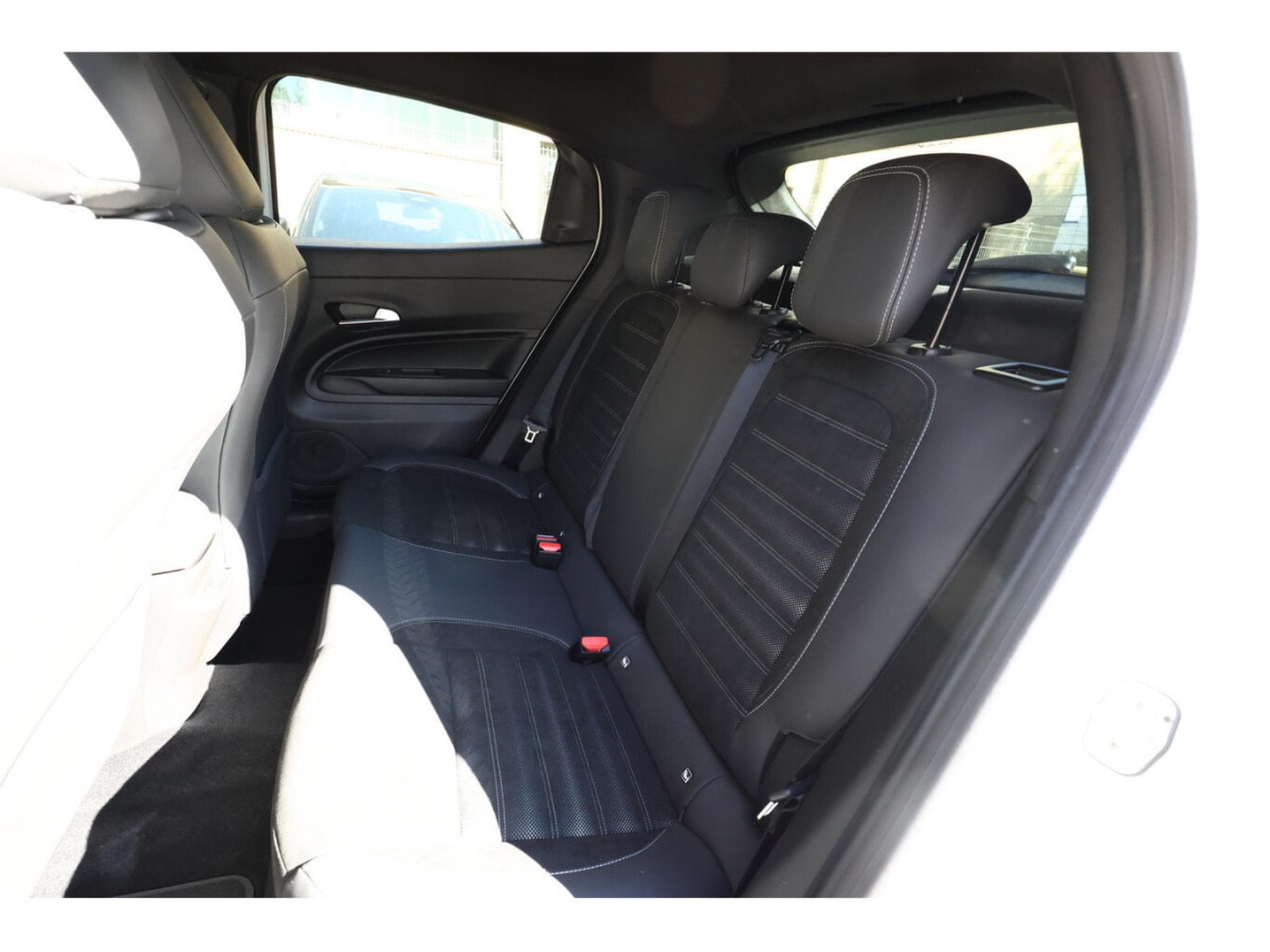 Alfa-Romeo Junior 1.2  Hybrid e-DSC6 136 Sport (2026) - Photo 10