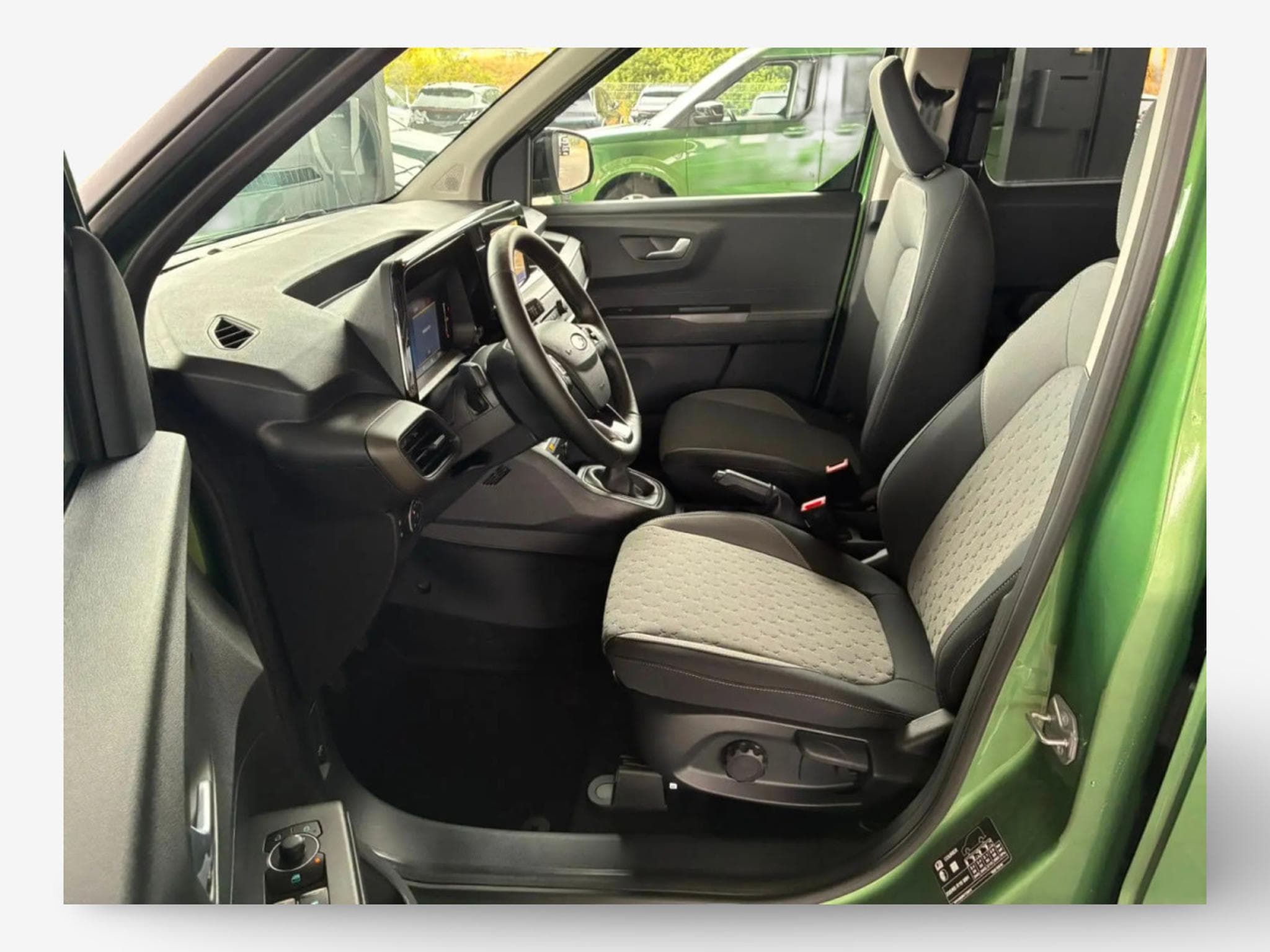 Ford Tourneo 1.0i Ecoboost 125 Titanium (2026) - Photo 7