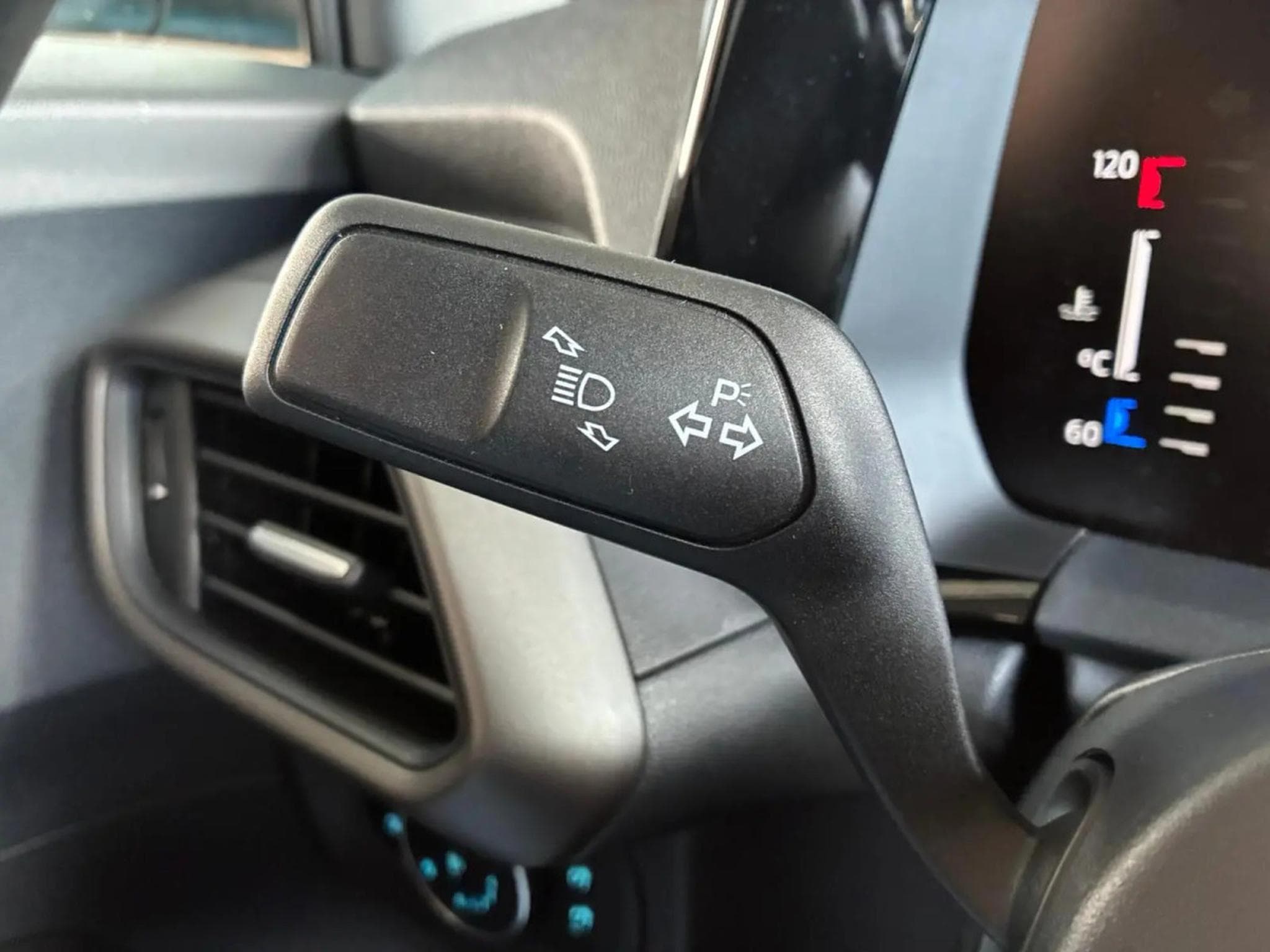 Ford Tourneo 1.0i Ecoboost 125 Titanium (2026) - Photo 14