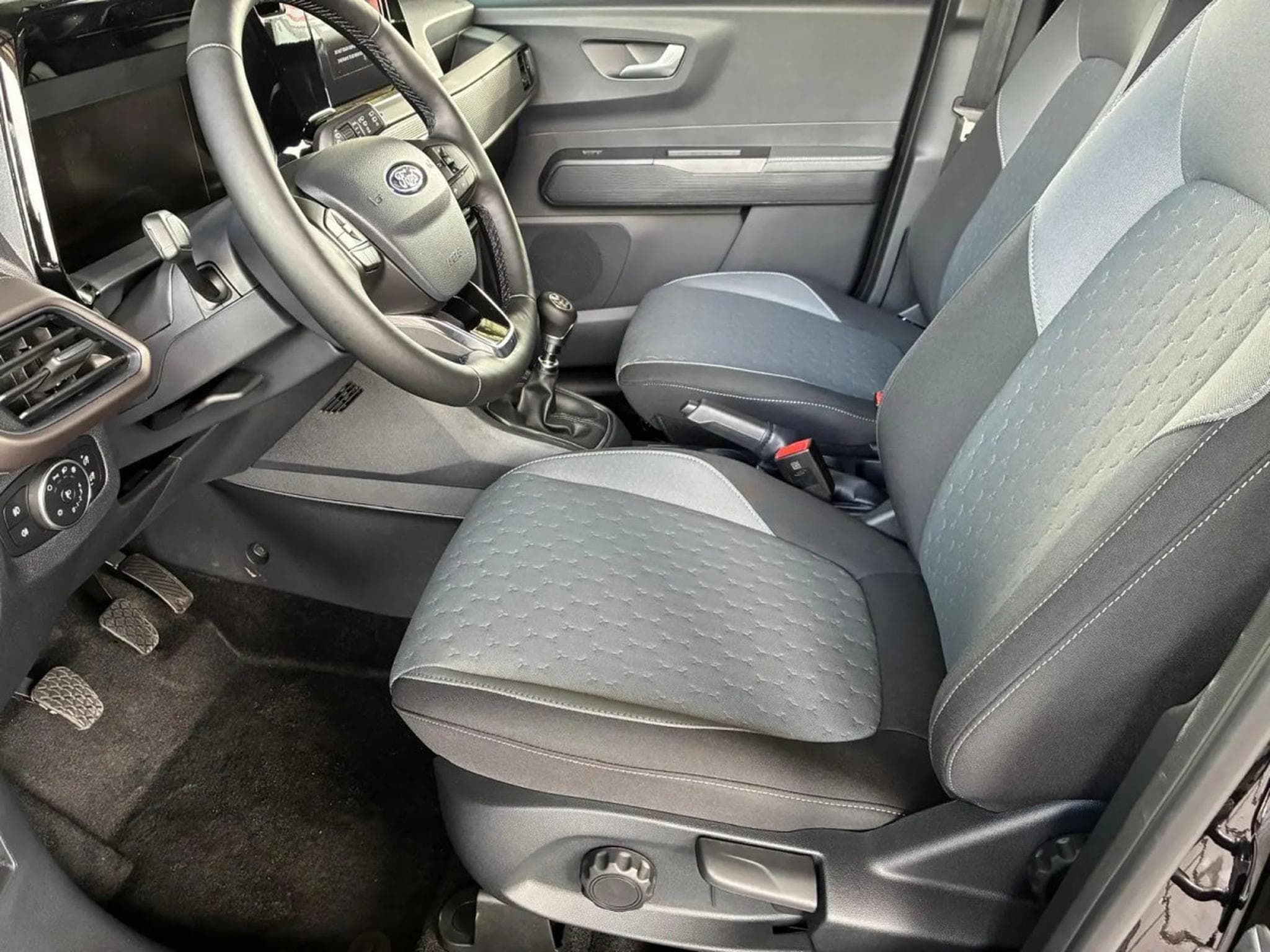 Ford Tourneo 1.0i Ecoboost 125 Titanium (2026) - Photo 6