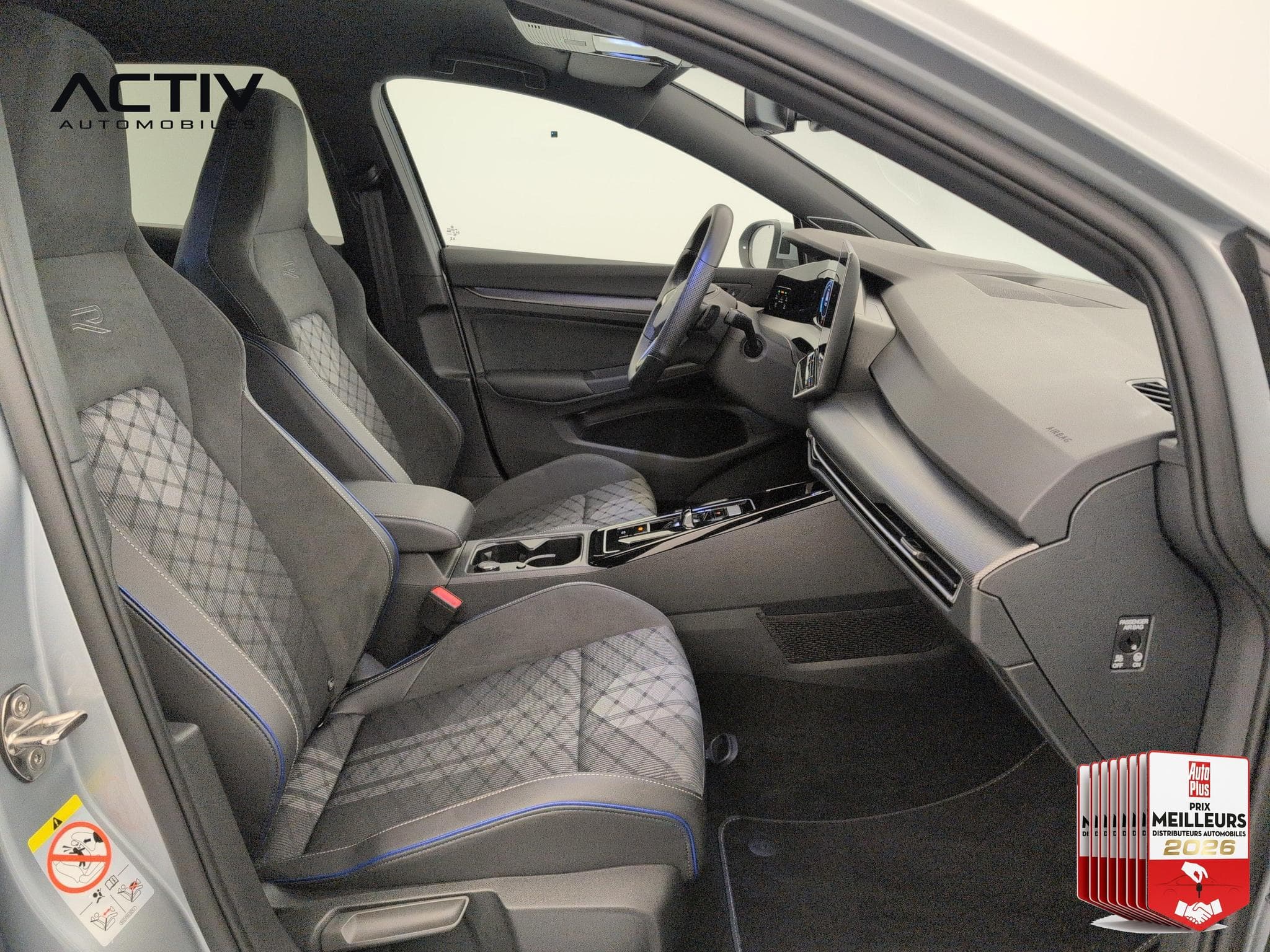 VW Golf VIII 2.0 TDI 150 DSG7 R-LINE (2026) - Photo 9