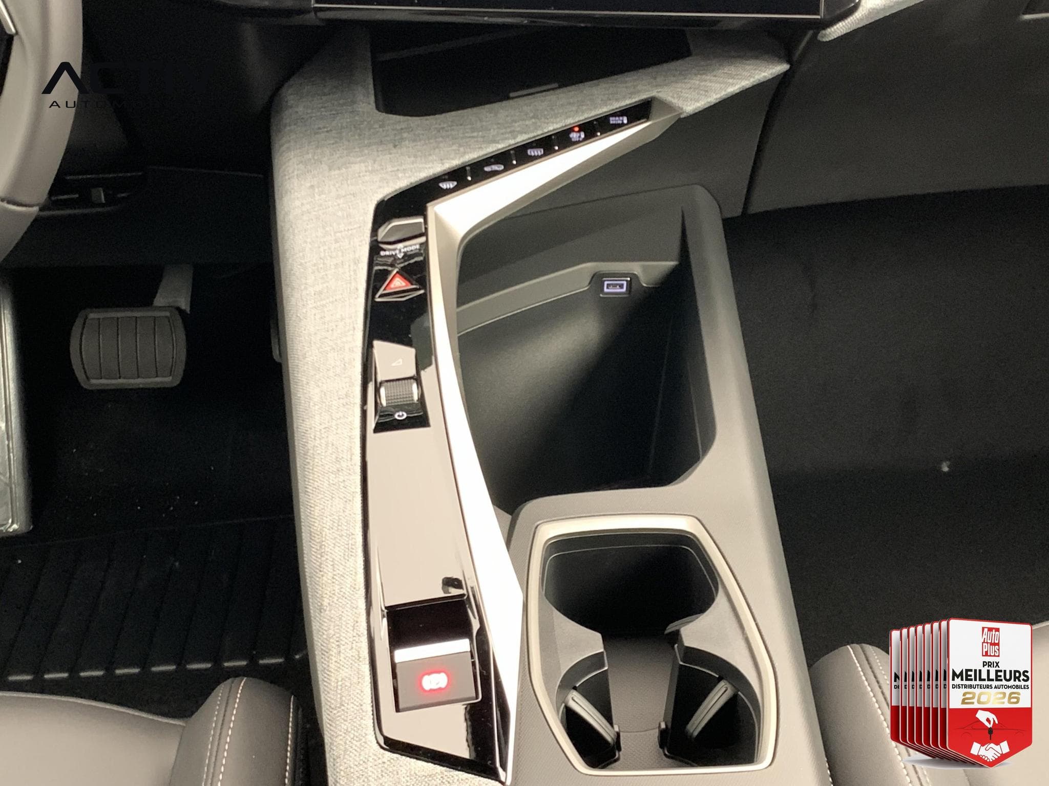 Peugeot 5008 Hybrid 145 e-DCS6 Allure (2026) - Foto 17
