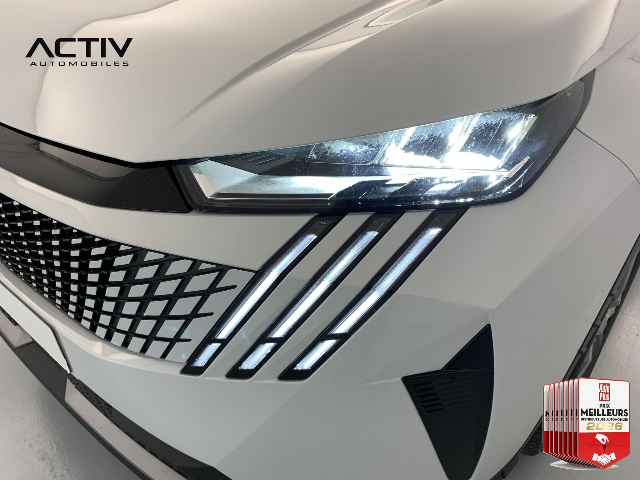 Peugeot 5008 Hybrid 145 e-DCS6 Allure (2026) - Foto 24