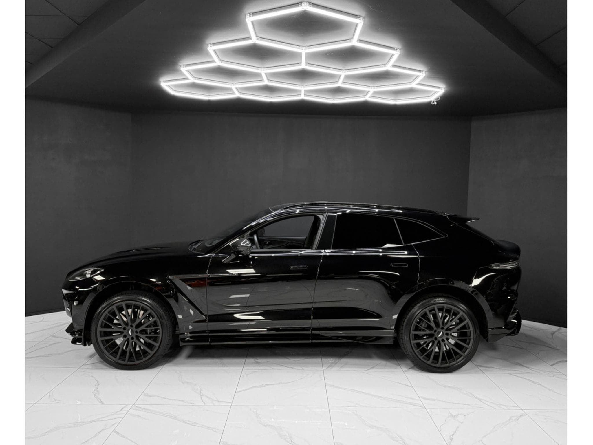 Aston-Martin DBX 4.0 V8 707 / CARBON / PANO / 23" / BLACK B (2022) - Photo 2