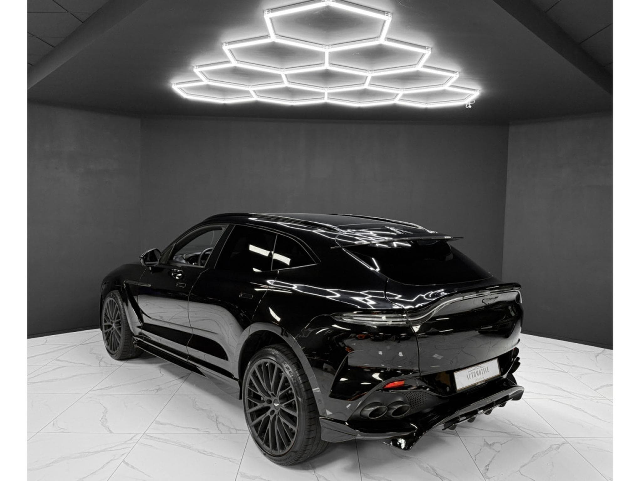Aston-Martin DBX 4.0 V8 707 / CARBON / PANO / 23" / BLACK B (2022) - Photo 3