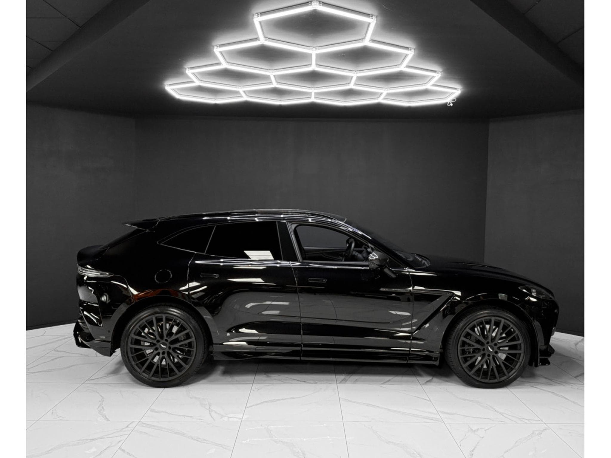 Aston-Martin DBX 4.0 V8 707 / CARBON / PANO / 23" / BLACK B (2022) - Photo 6