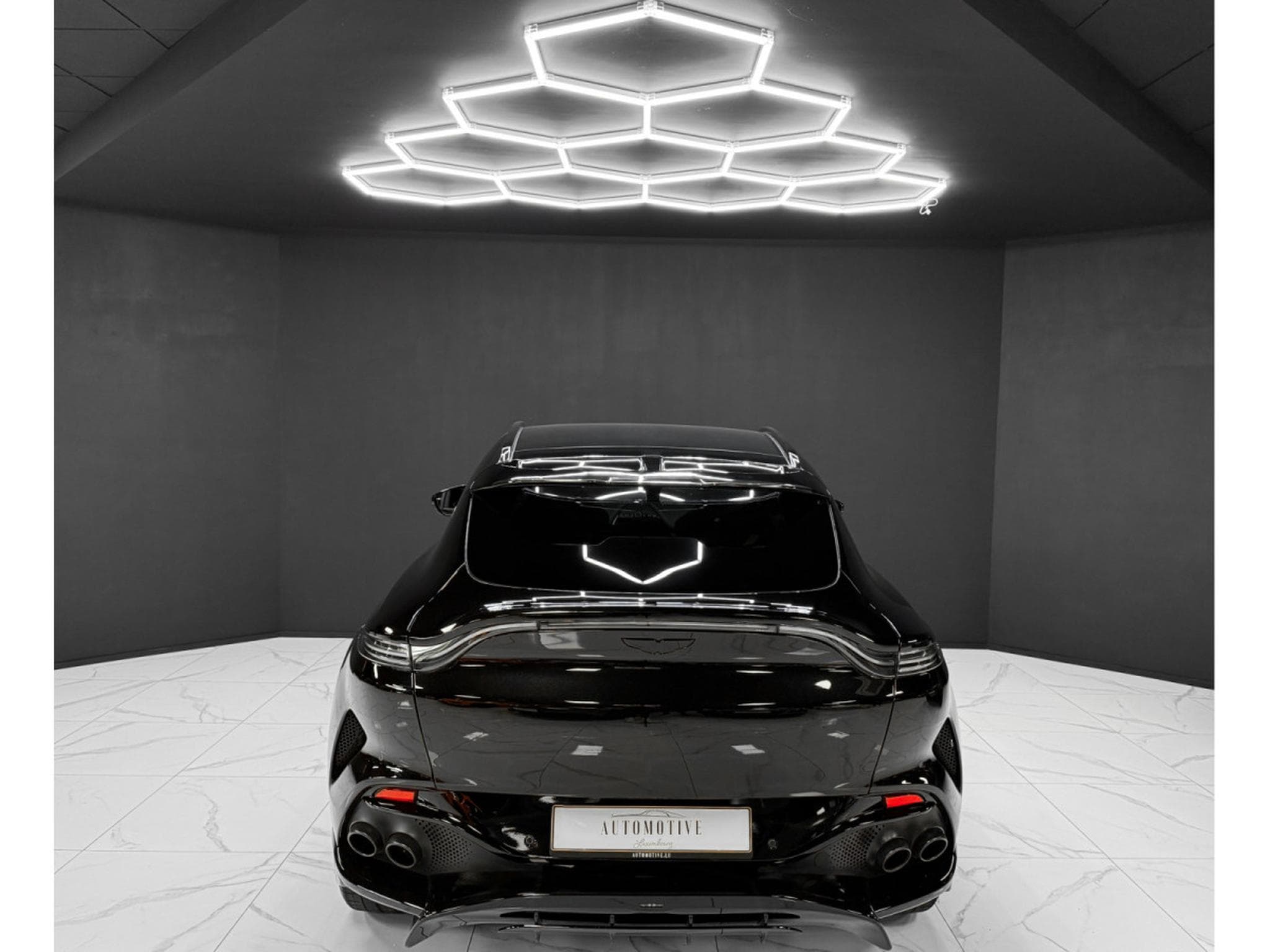 Aston-Martin DBX 4.0 V8 707 / CARBON / PANO / 23" / BLACK B (2022) - Photo 4