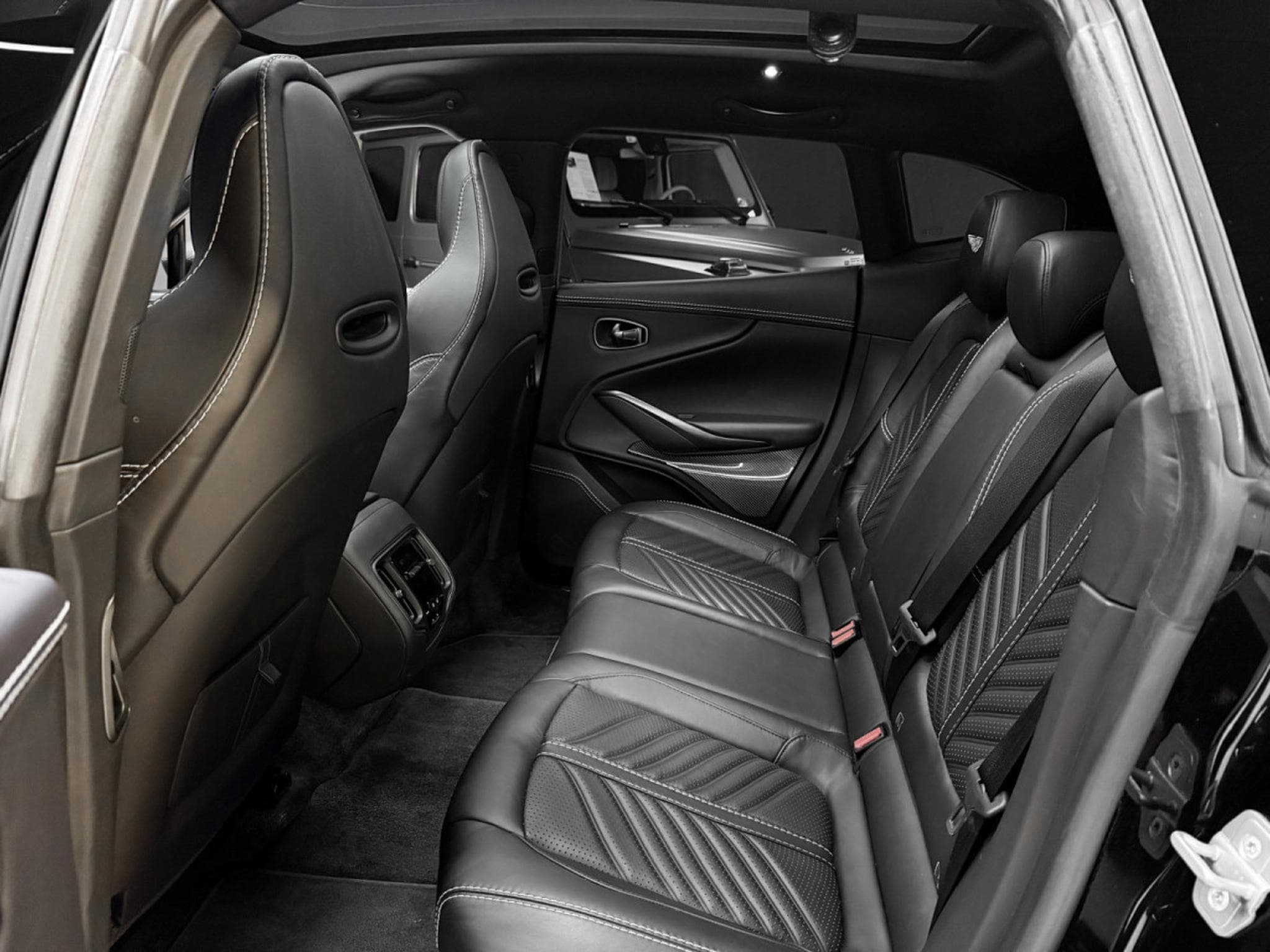 Aston-Martin DBX 4.0 V8 707 / CARBON / PANO / 23" / BLACK B (2022) - Photo 13