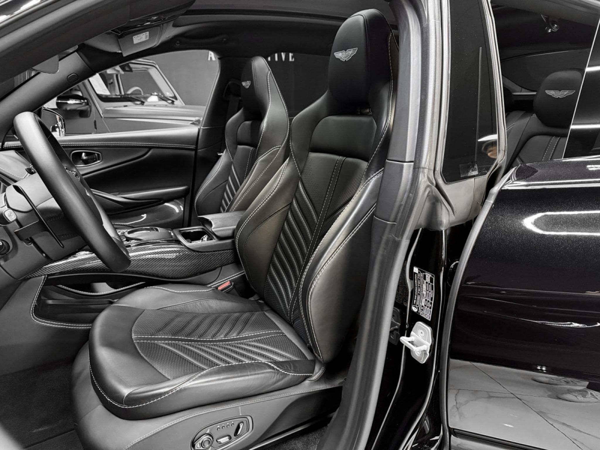 Aston-Martin DBX 4.0 V8 707 / CARBON / PANO / 23" / BLACK B (2022) - Photo 12