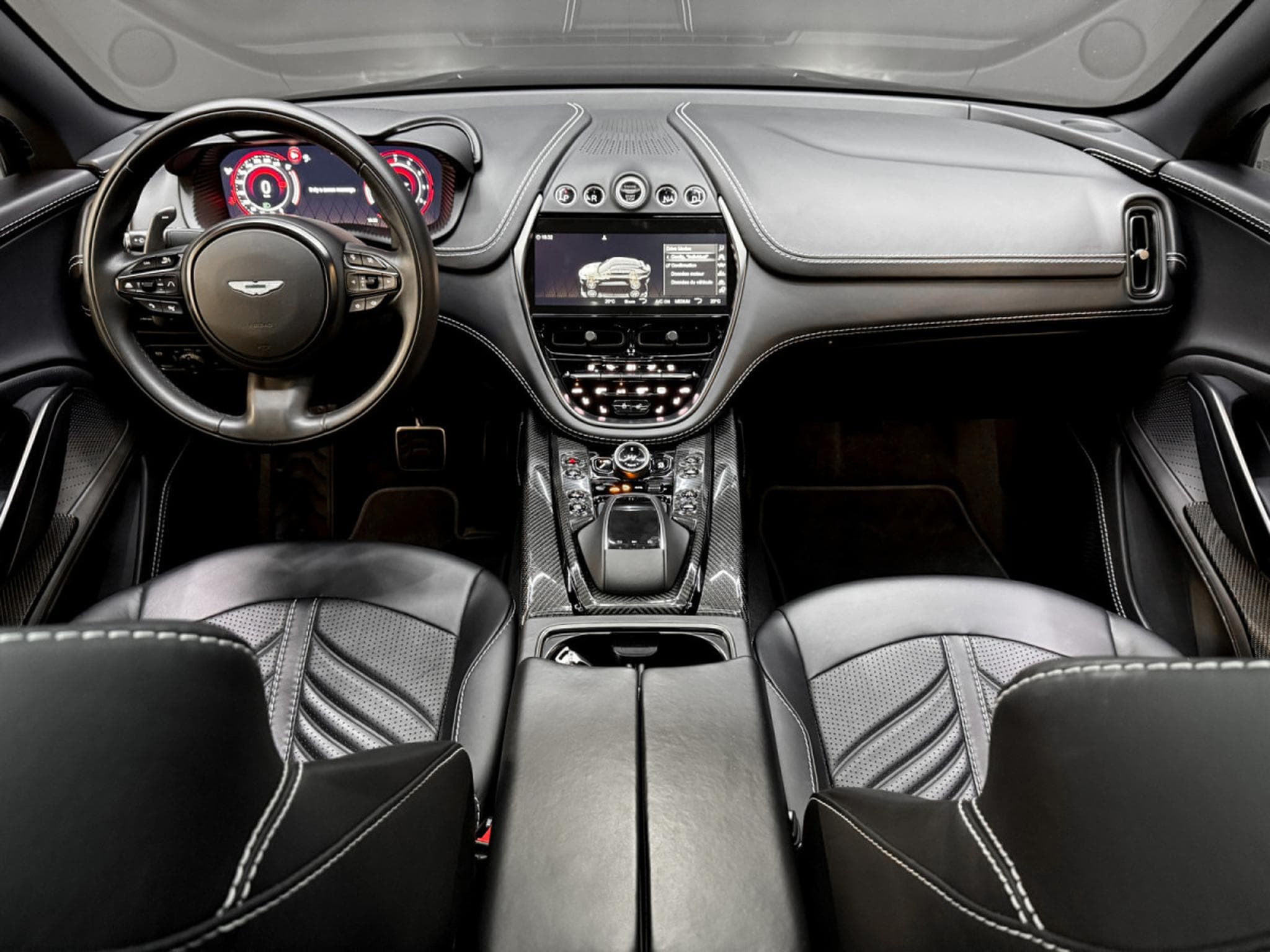 Aston-Martin DBX 4.0 V8 707 / CARBON / PANO / 23" / BLACK B (2022) - Photo 17