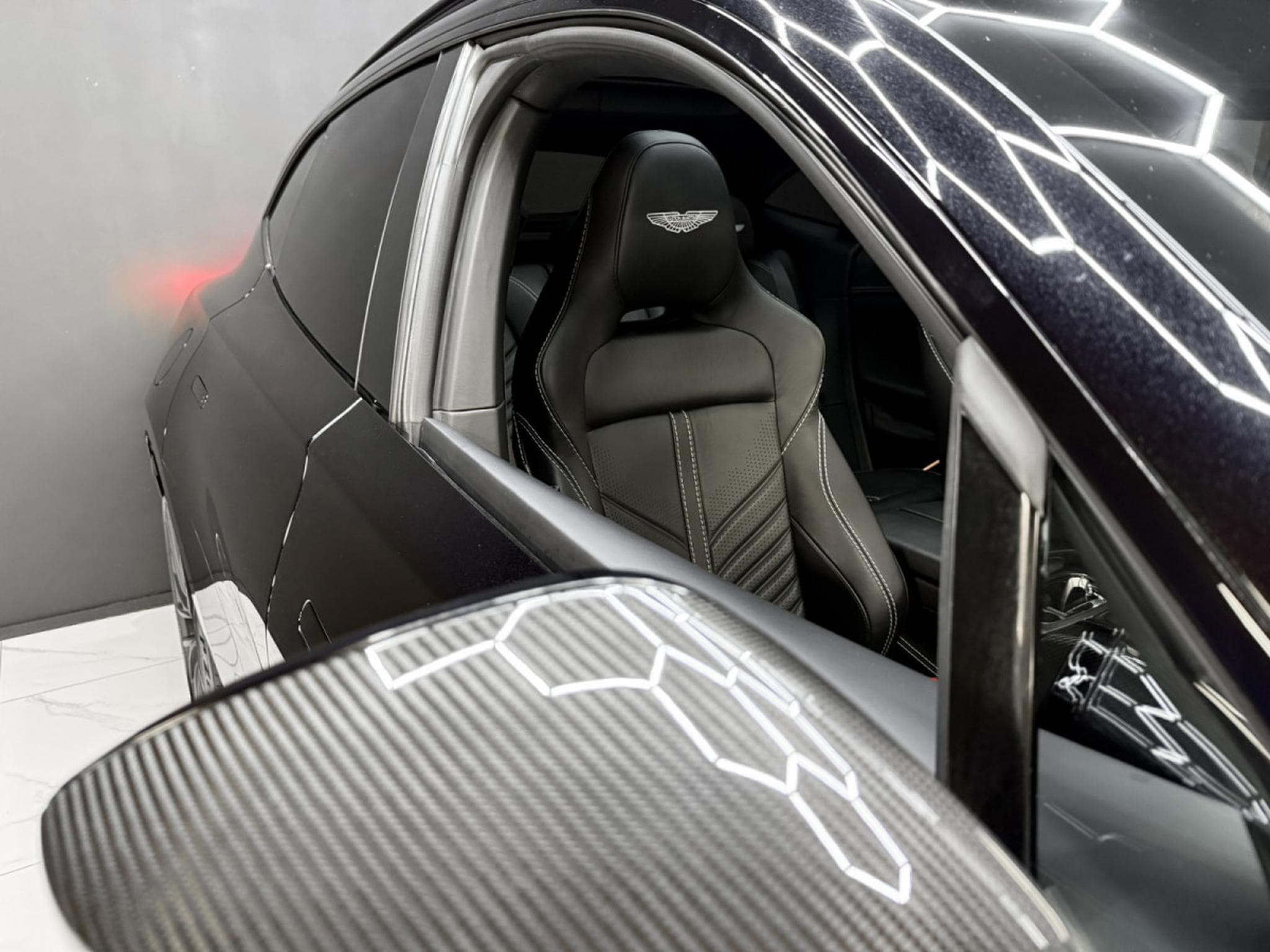 Aston-Martin DBX 4.0 V8 707 / CARBON / PANO / 23" / BLACK B (2022) - Photo 20