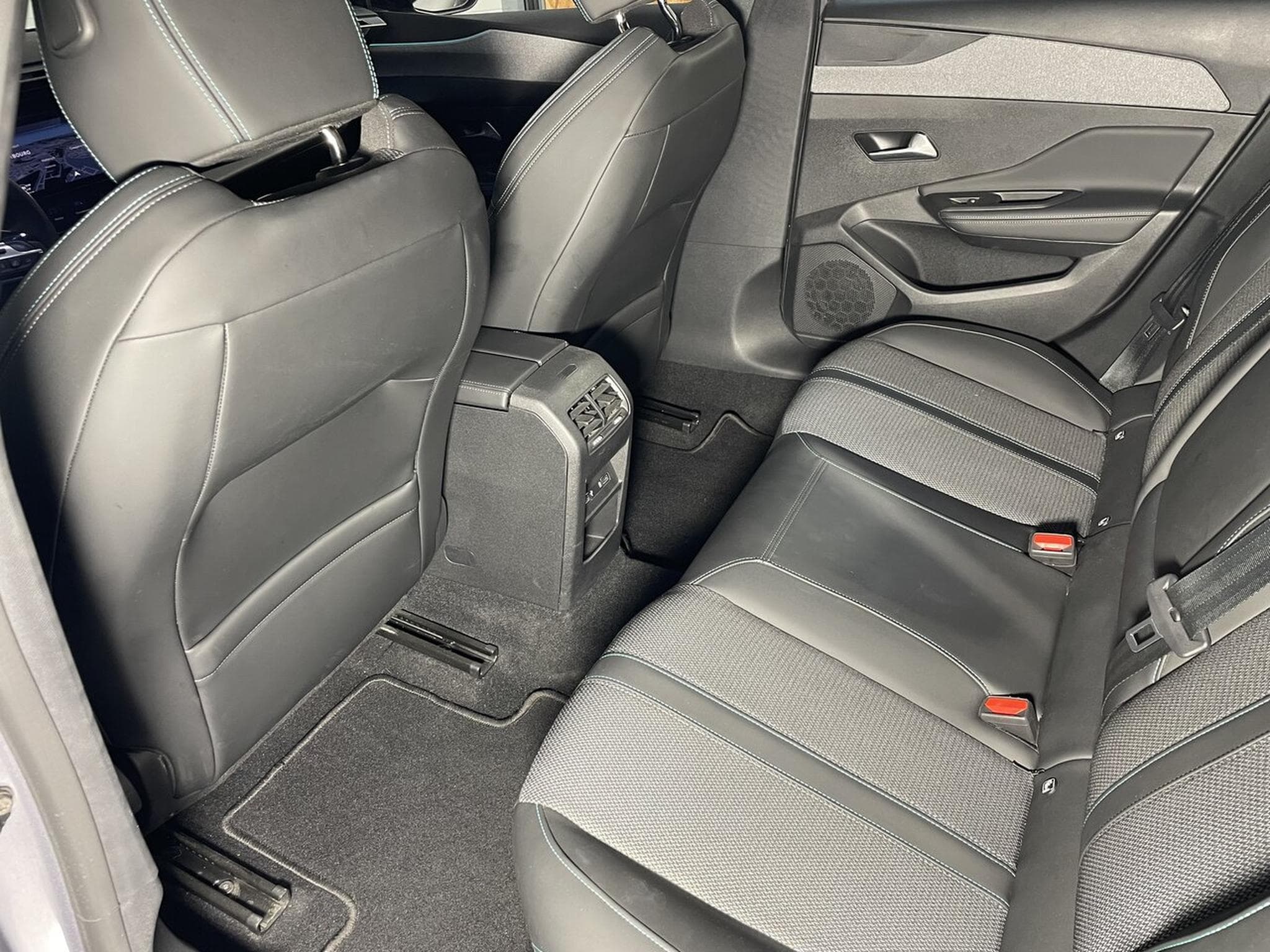 Peugeot 308 SW 1.5 BlueHDI 130 ALLURE EAT8 GPS CARPLAY (2022) - Foto 11