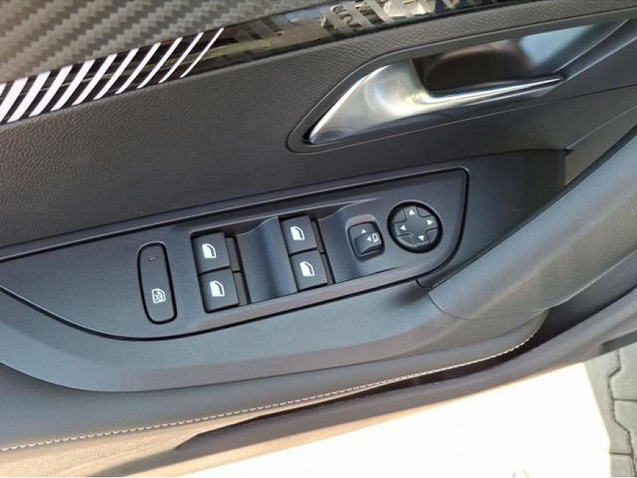 Peugeot 2008 (2016) - Foto 12