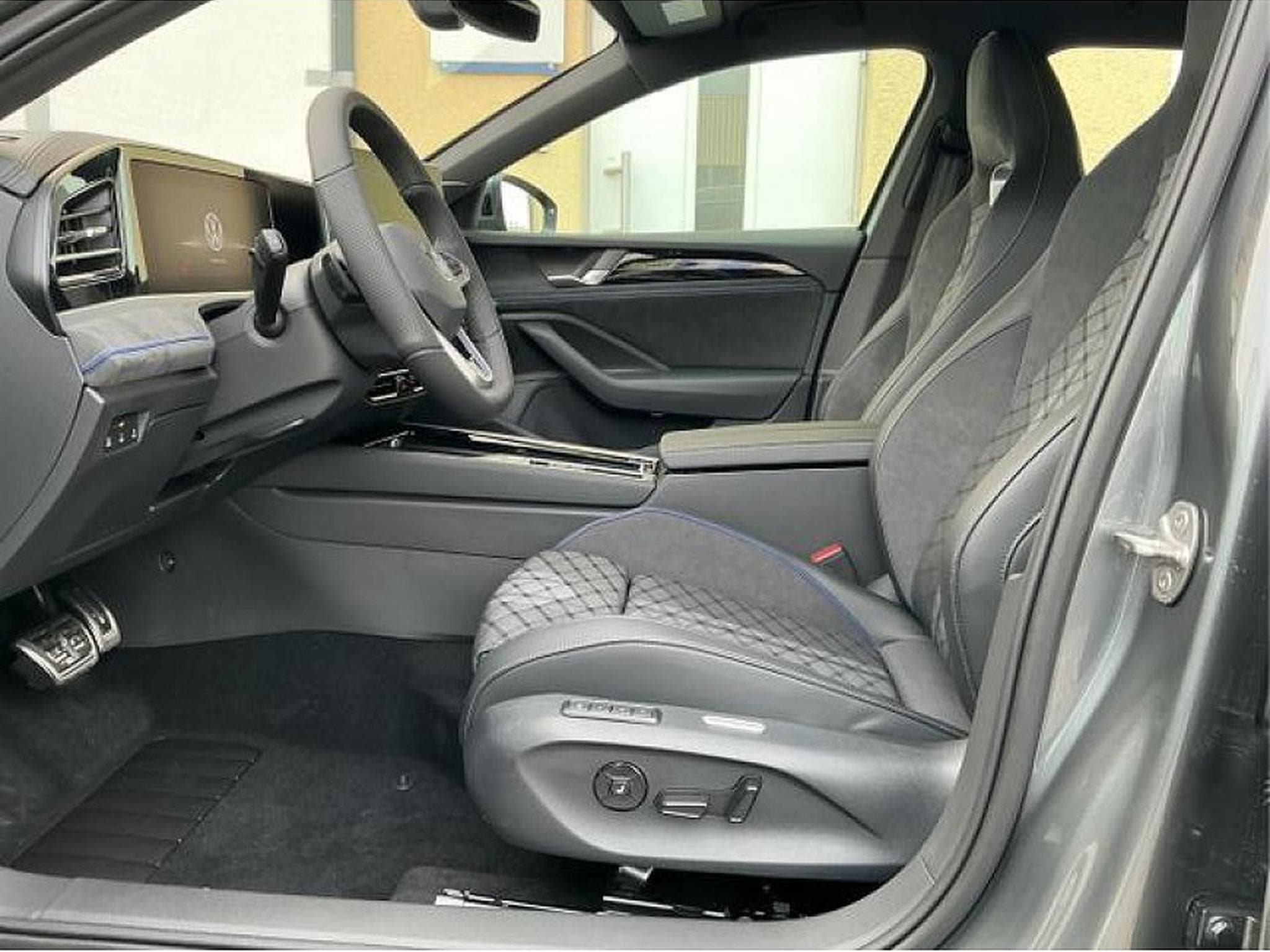 VW Passat (2025) - Photo 12