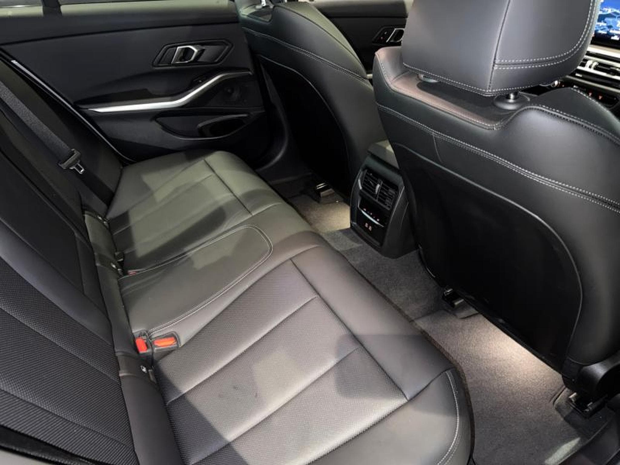 BMW 320 320i M-Sport (2024) - Photo 14