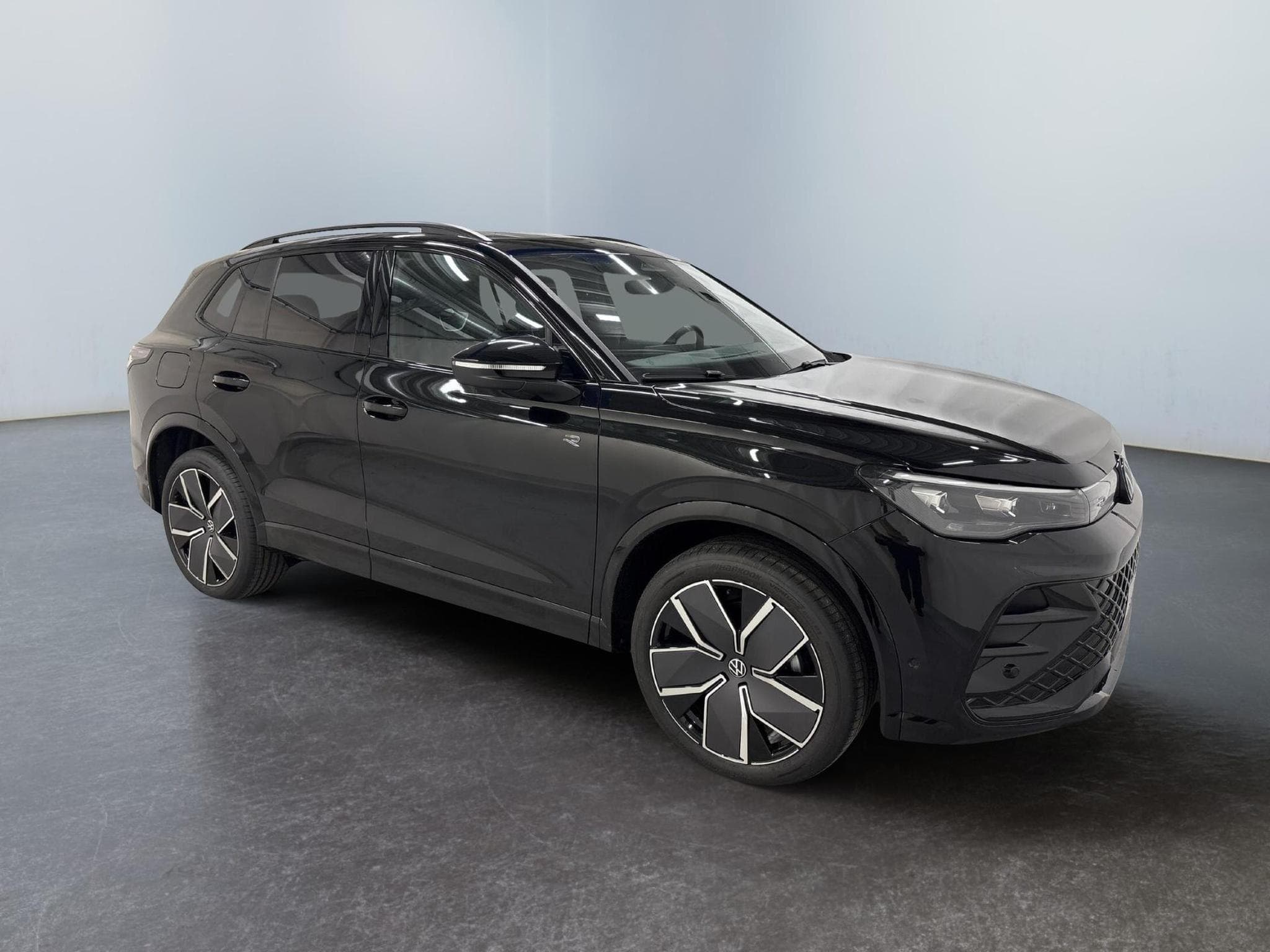 VW Tiguan R-Line Edition 2.0 (2025) - Photo 1