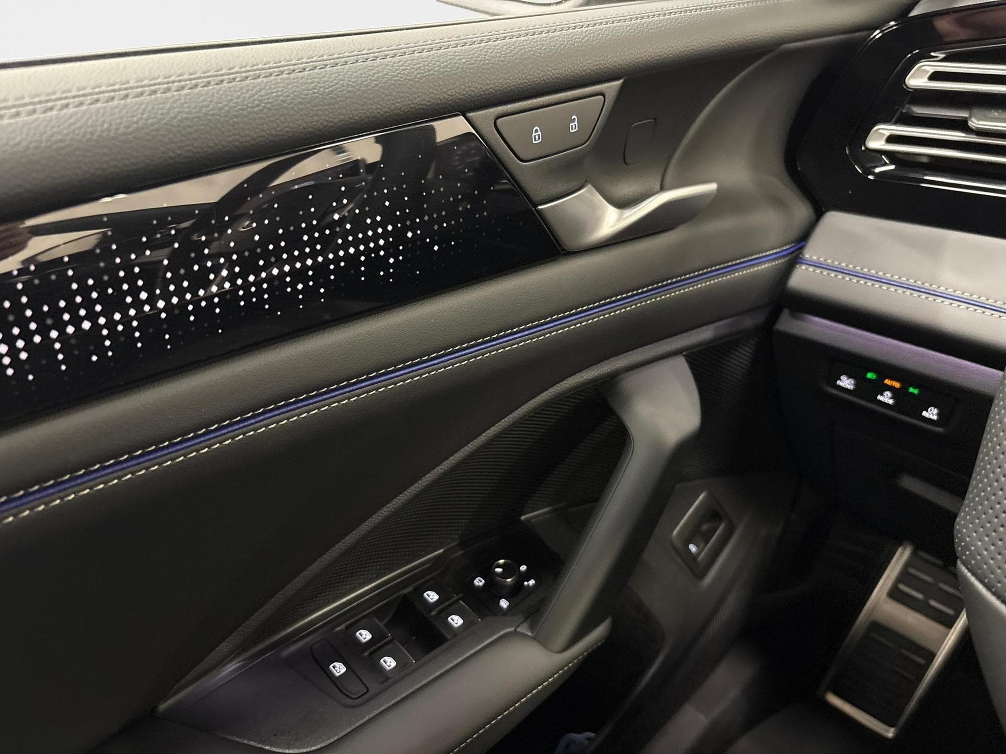 VW Tiguan R-Line Edition 2.0 (2025) - Photo 18