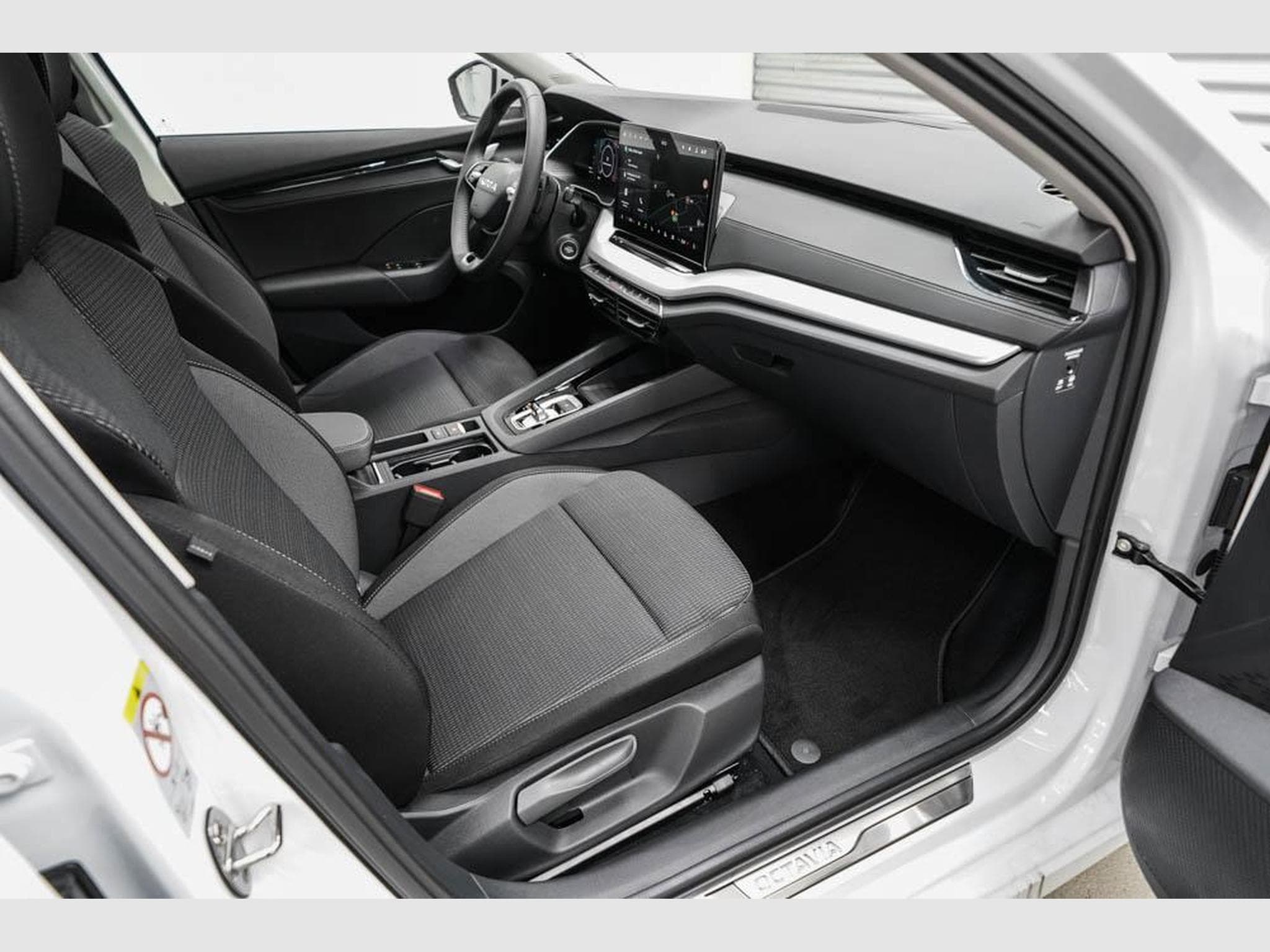 Skoda Octavia Kombi 1,5 eTSI (2026) - Foto 21