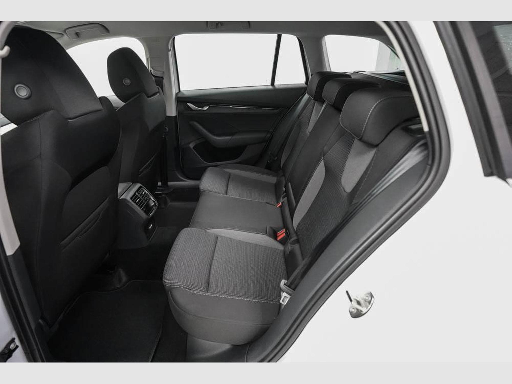 Skoda Octavia Kombi 1,5 eTSI (2026) - Foto 17