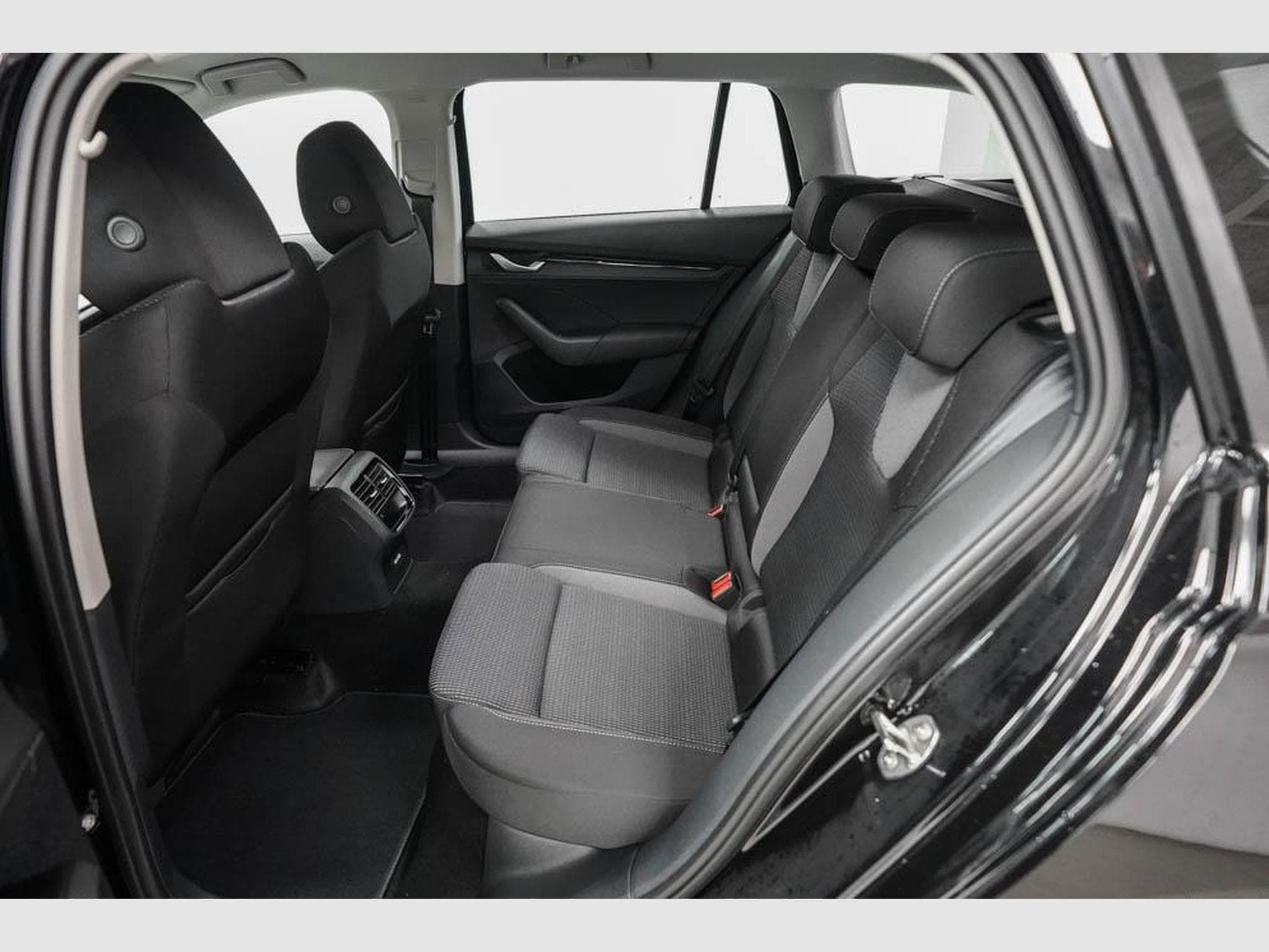 Skoda Octavia Kombi 1,5 eTSI (2025) - Photo 16