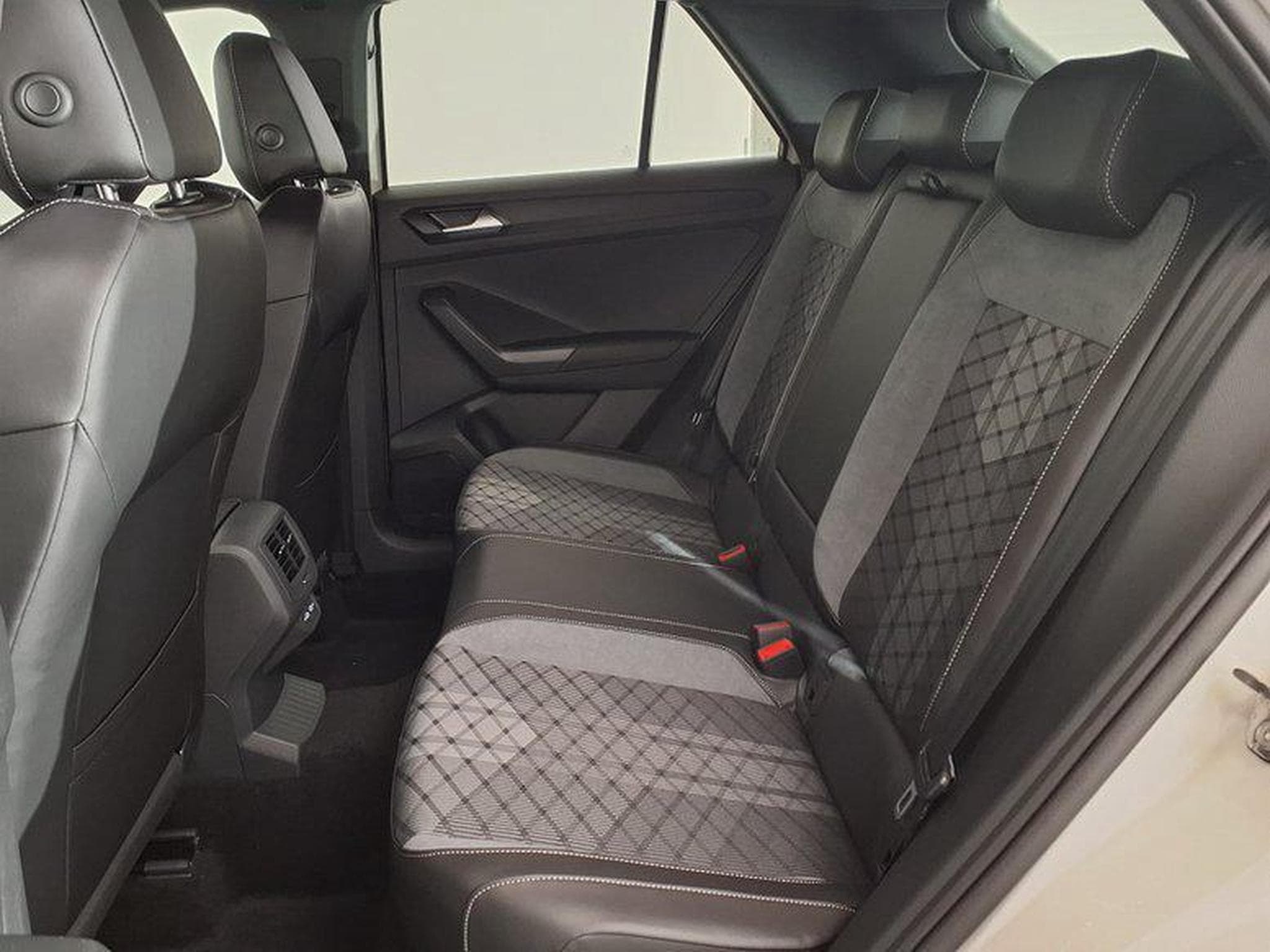 VW T-Roc R-Line 1.5 TSI 7-Gang-DSG (2025) - Foto 10