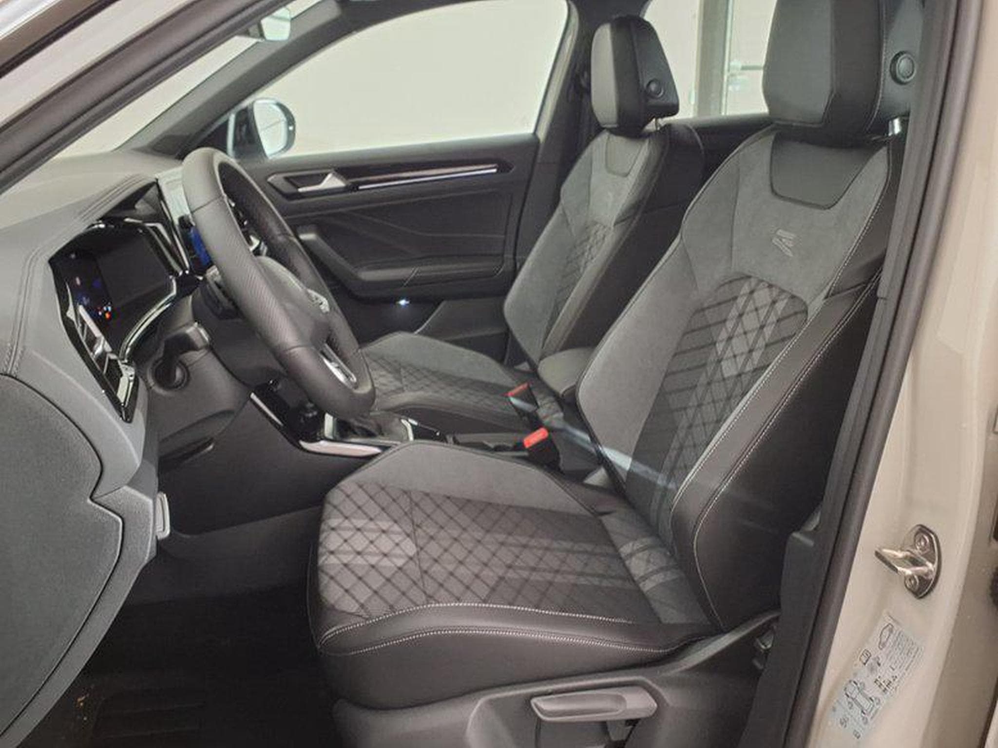 VW T-Roc R-Line 1.5 TSI 7-Gang-DSG (2025) - Foto 9