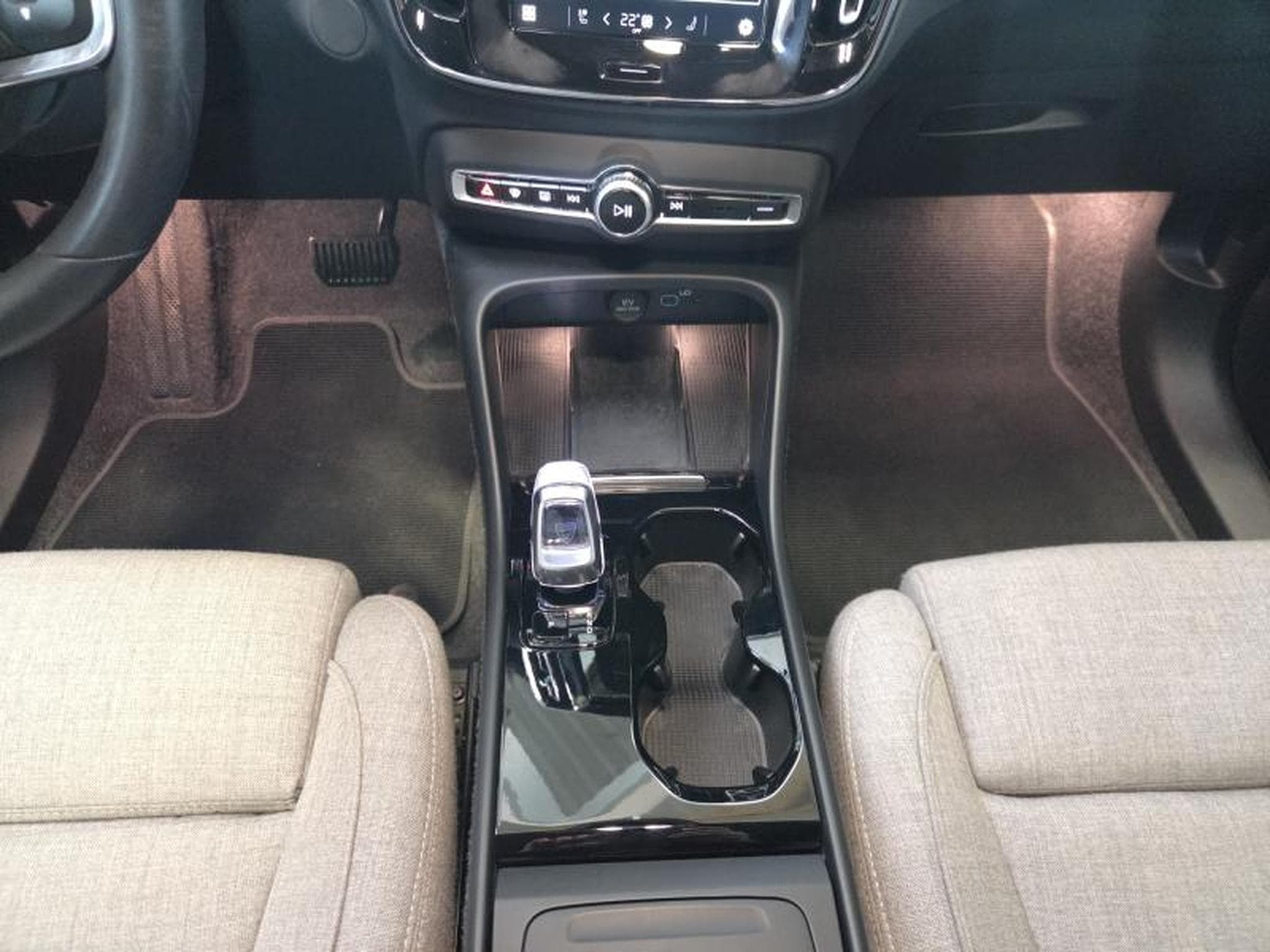 Volvo EX40 Extended Range Plus Electrique (2025) - Photo 11