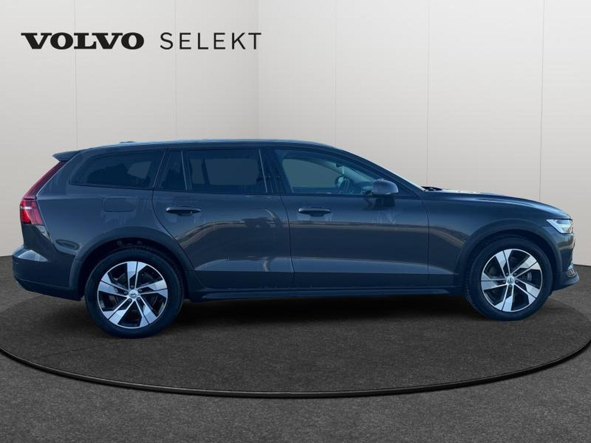 Volvo V60 B4 Plus Dark / Diesel (2023) - Photo 6
