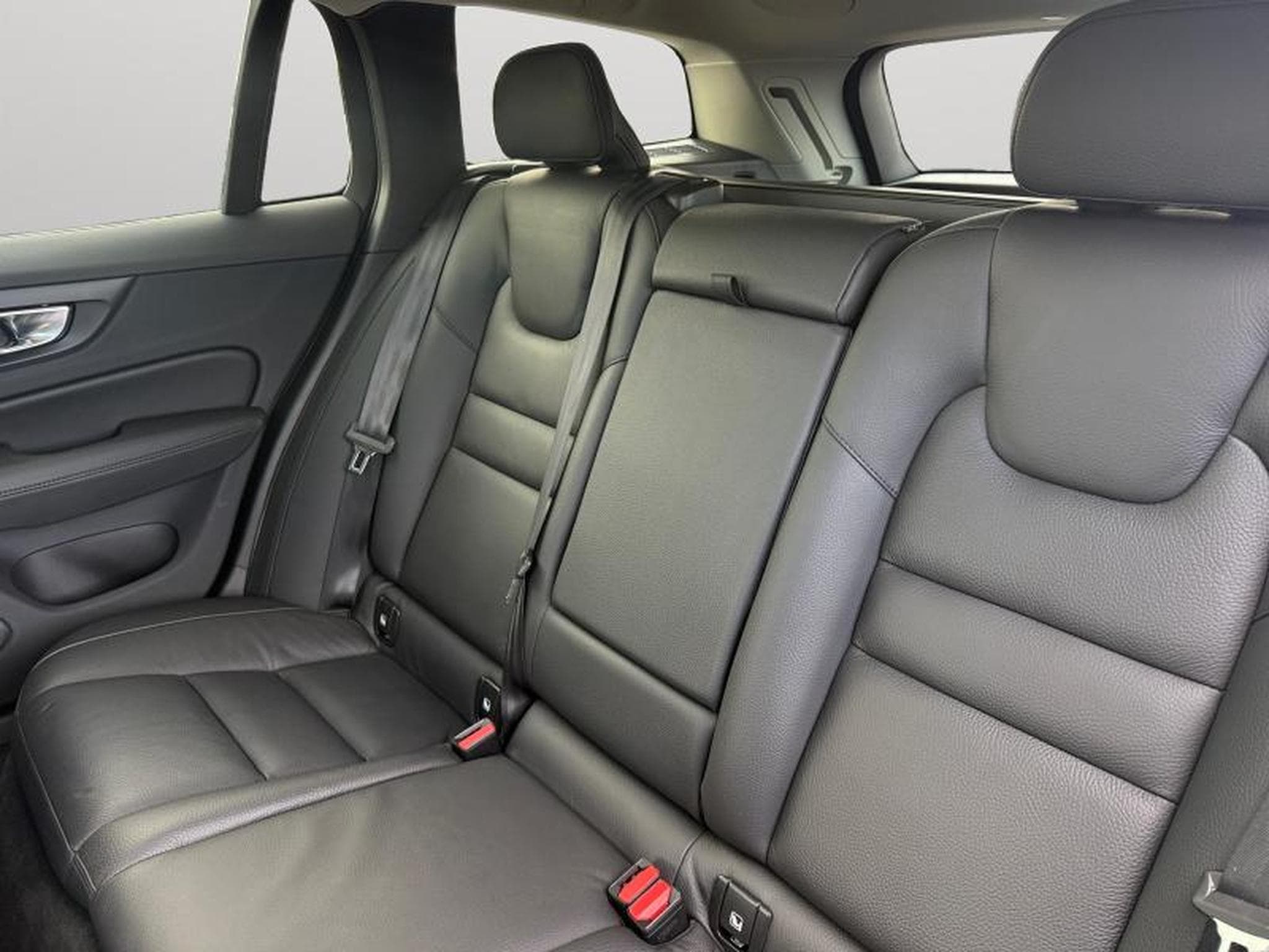 Volvo V60 B5 AWD / Essence (2023) - Photo 13