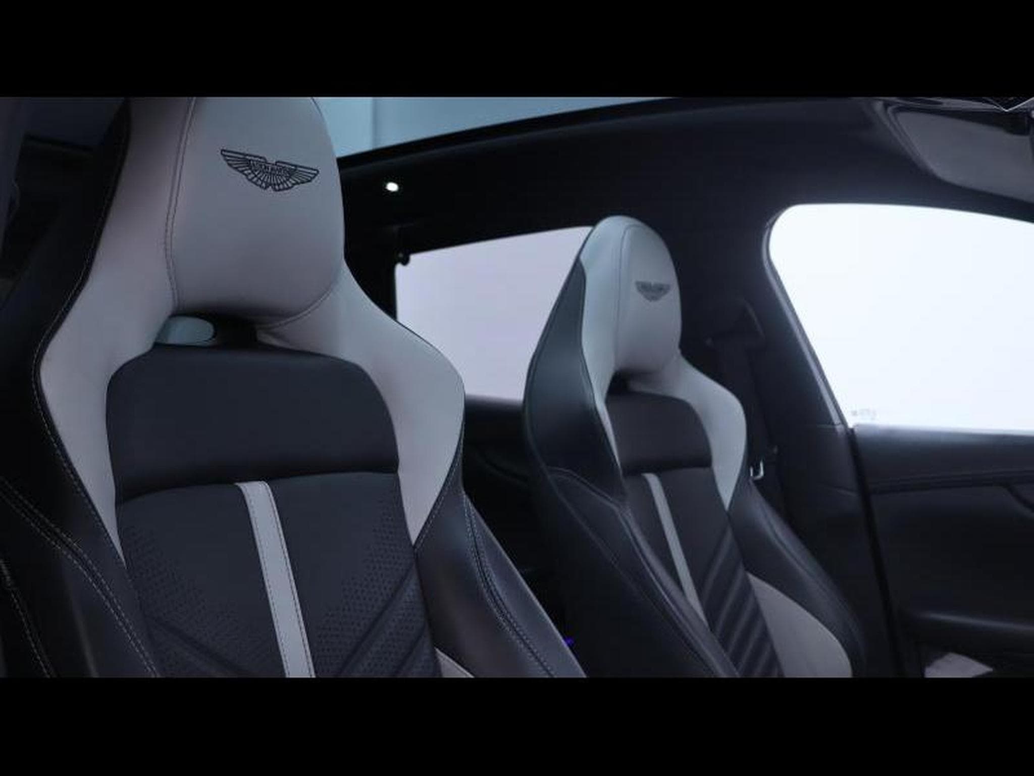 Aston-Martin DBX 707 (2022) - Photo 11