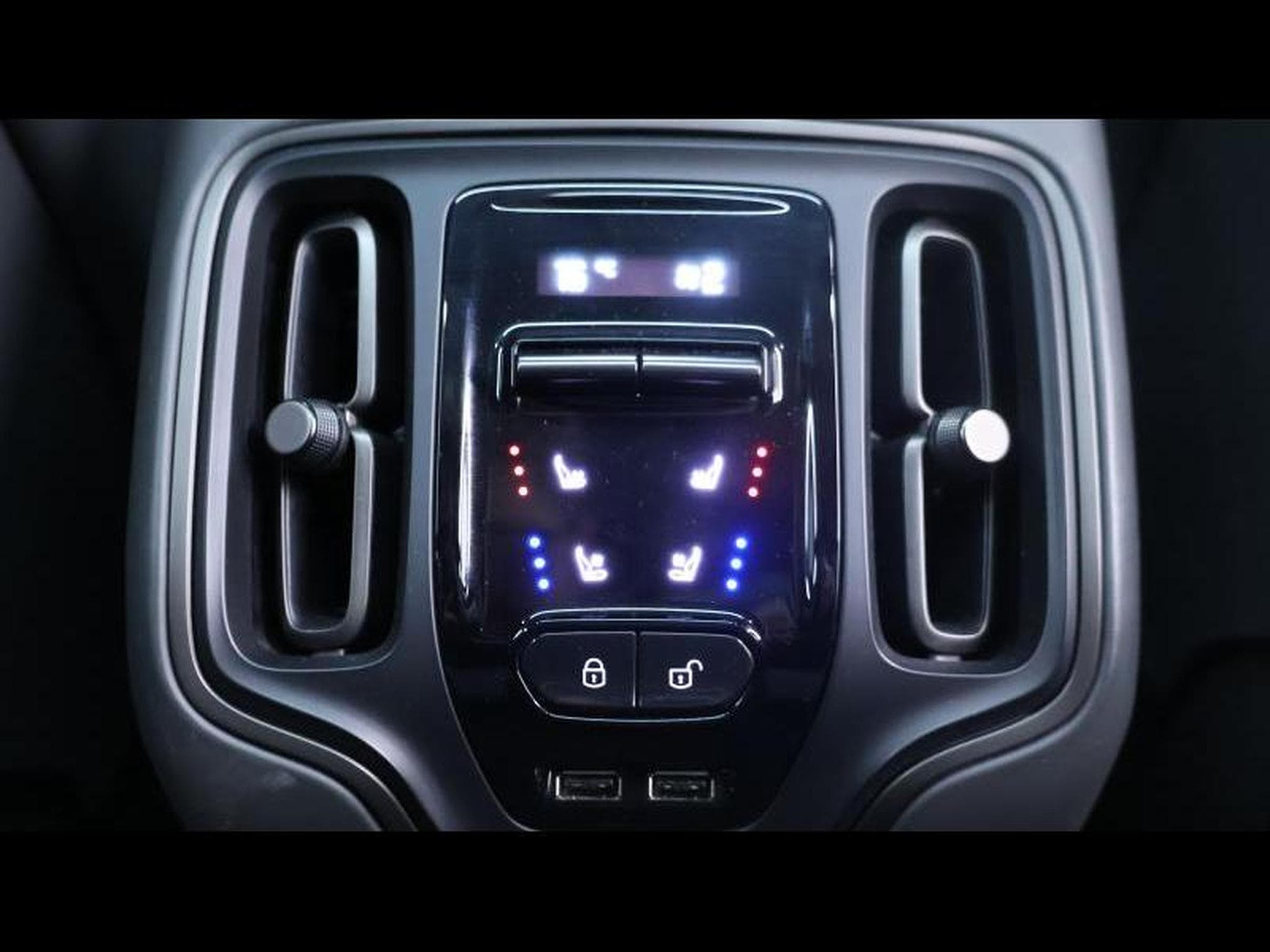 Aston-Martin DBX 707 (2022) - Photo 21
