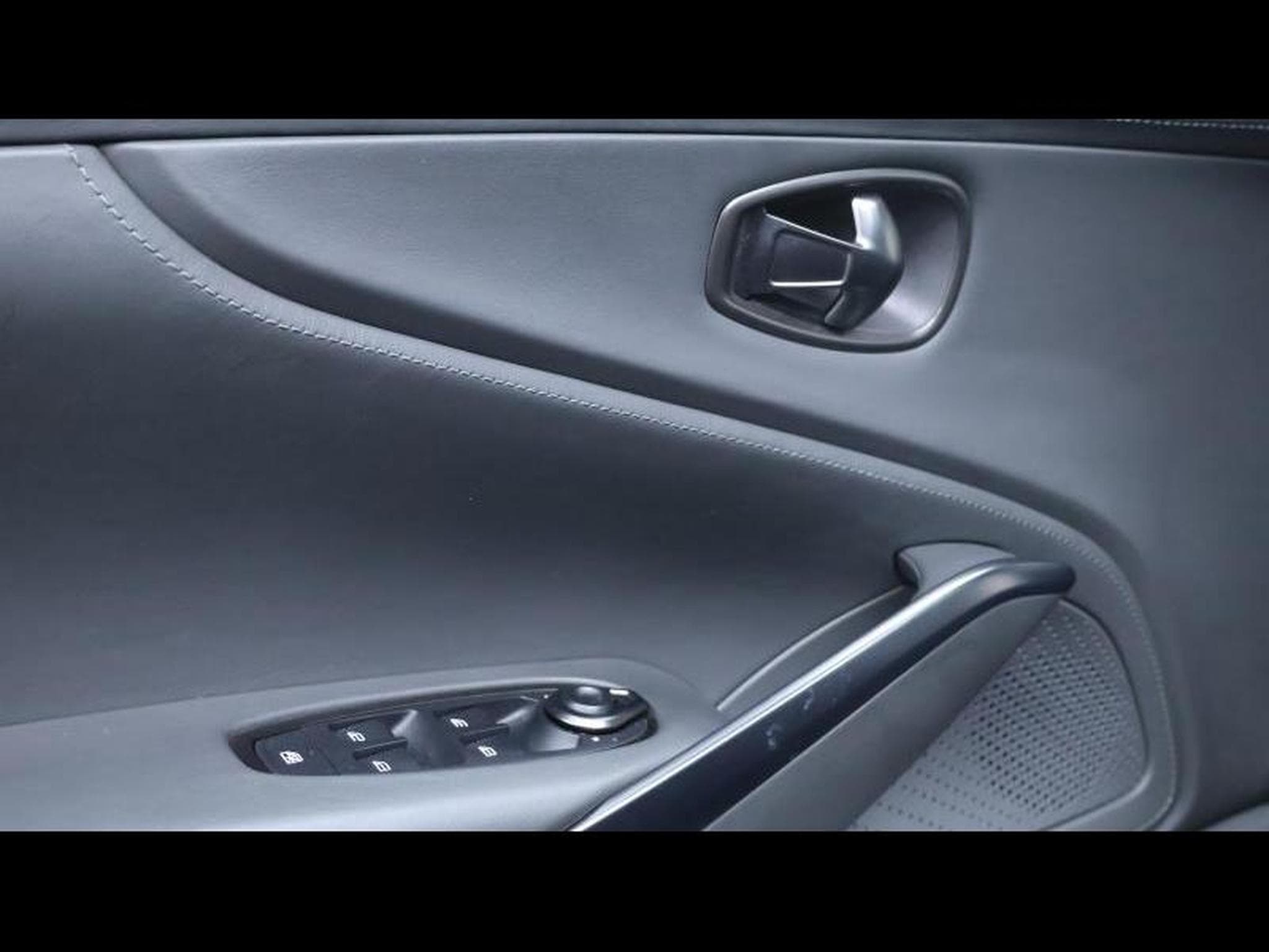 Aston-Martin DBX 707 (2022) - Photo 24