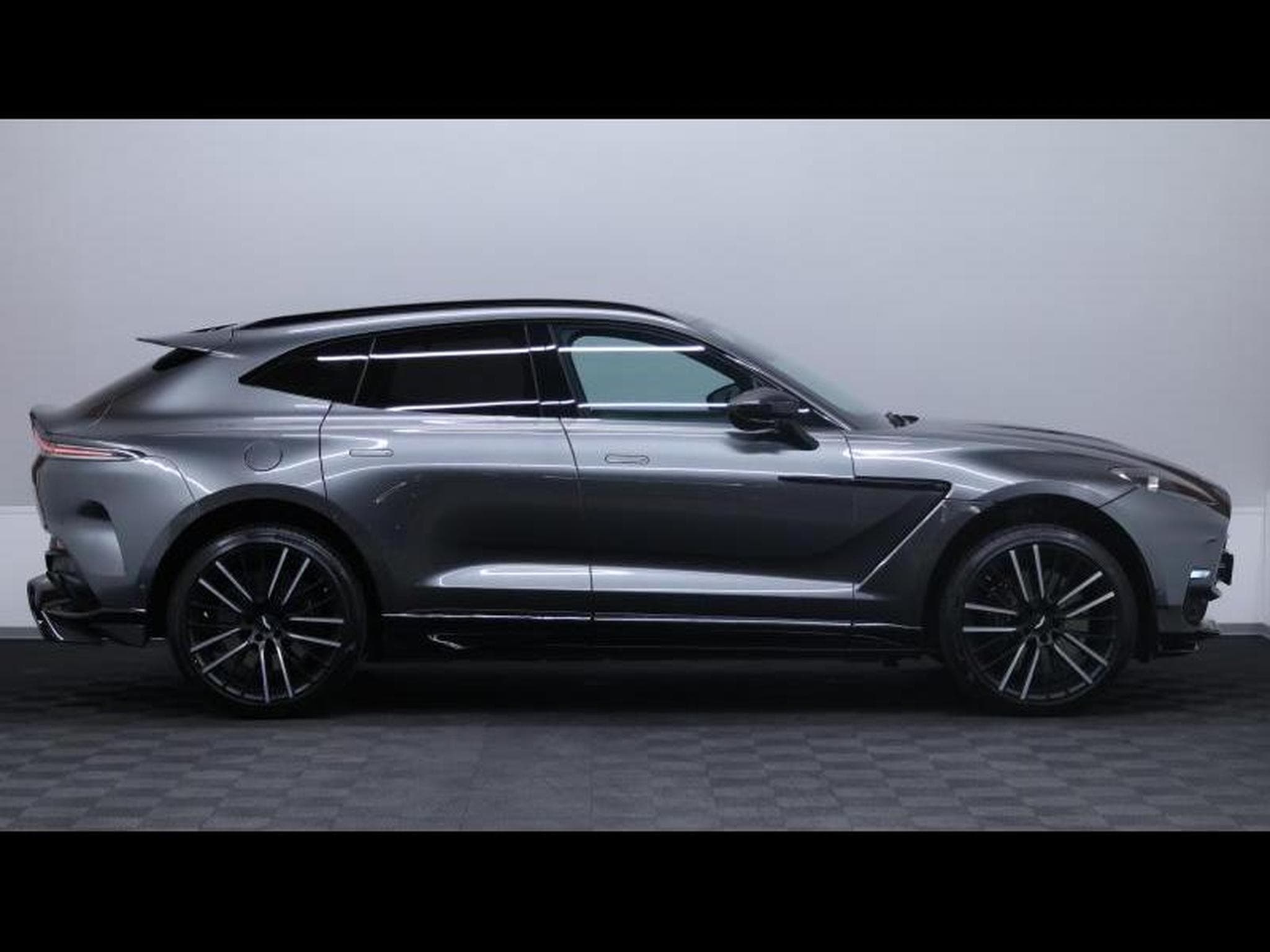 Aston-Martin DBX 707 (2022) - Photo 3