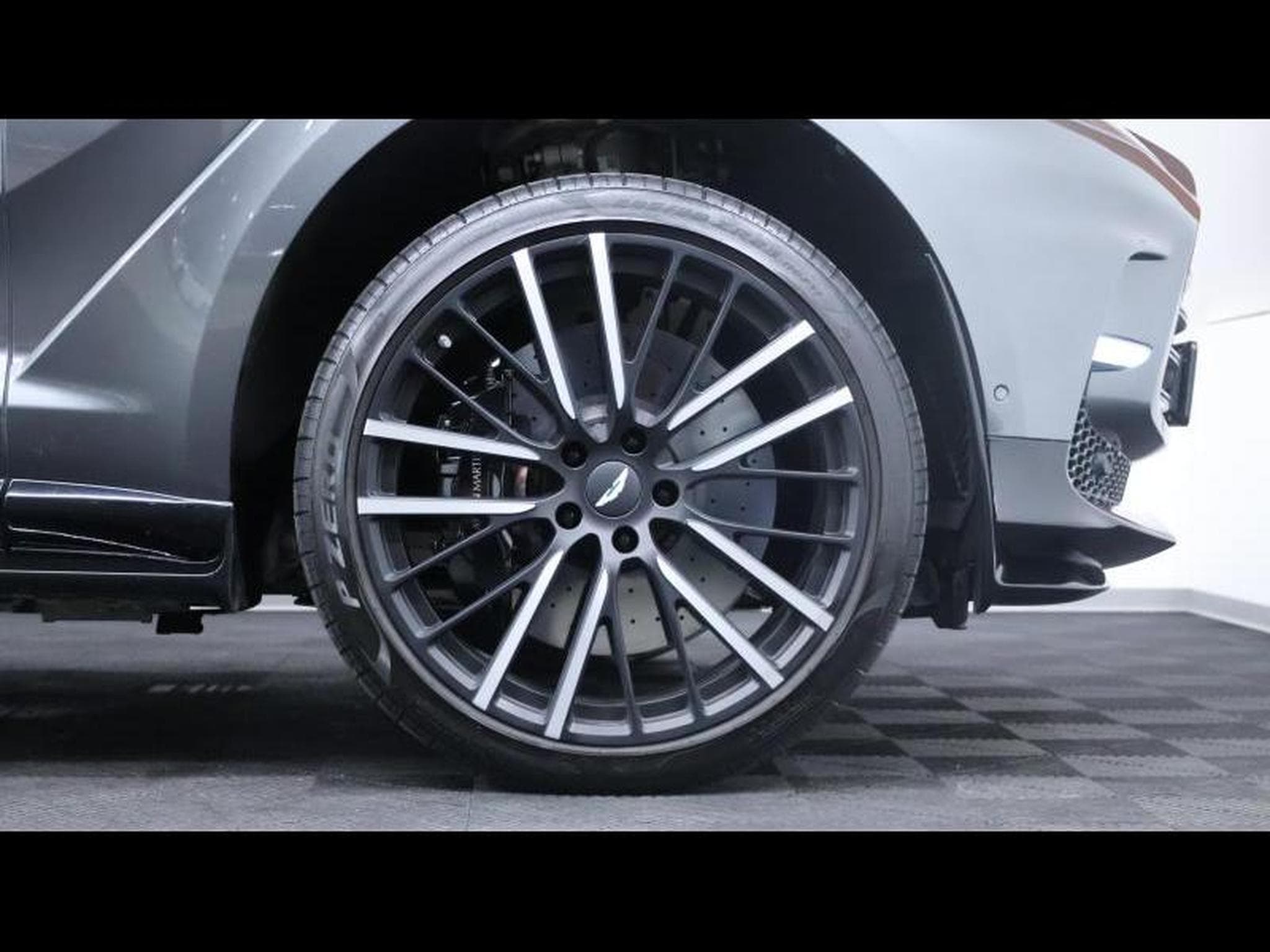 Aston-Martin DBX 707 (2022) - Photo 9