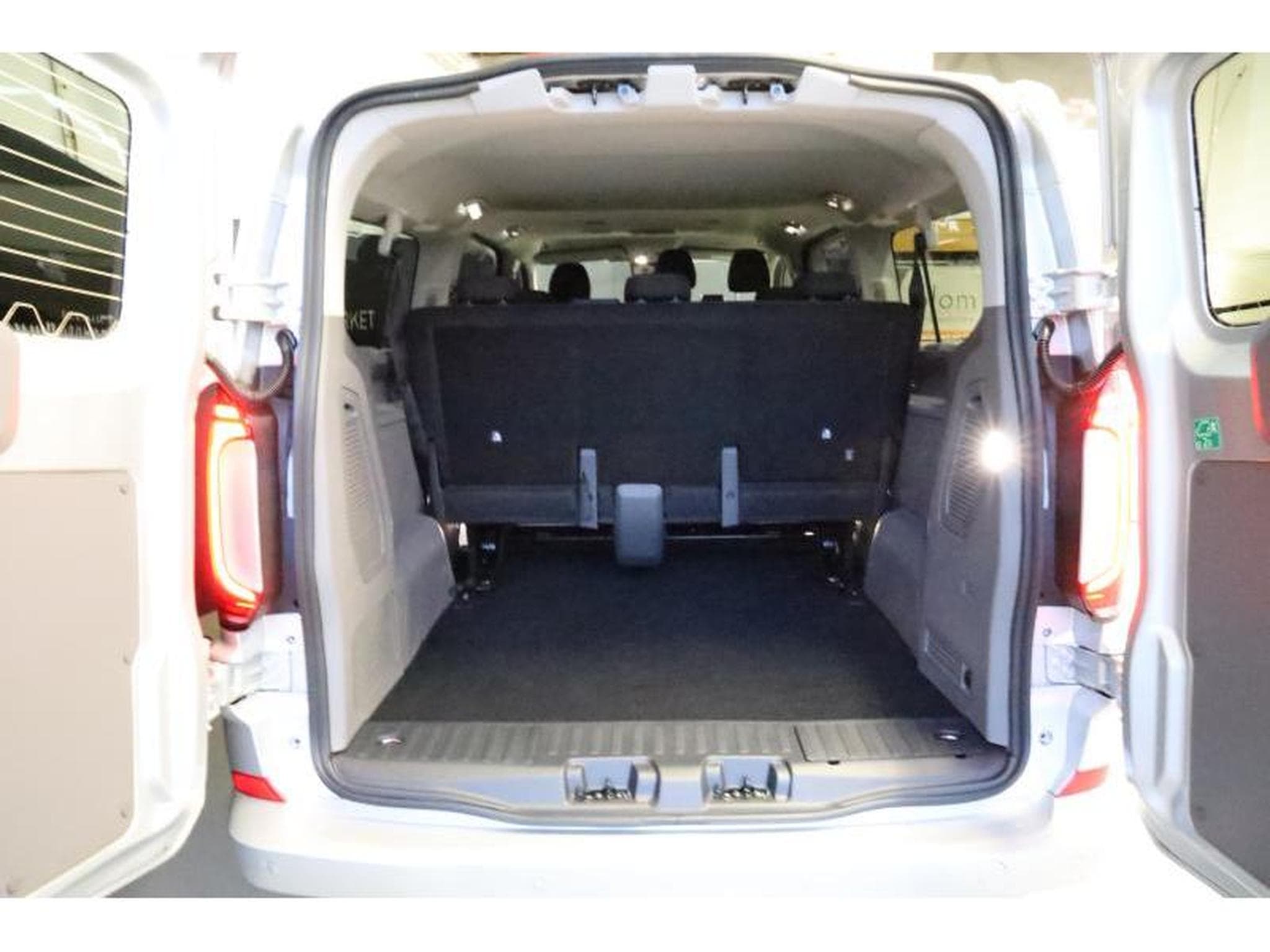 VW T7 Style LONG LR (2026) - Photo 4