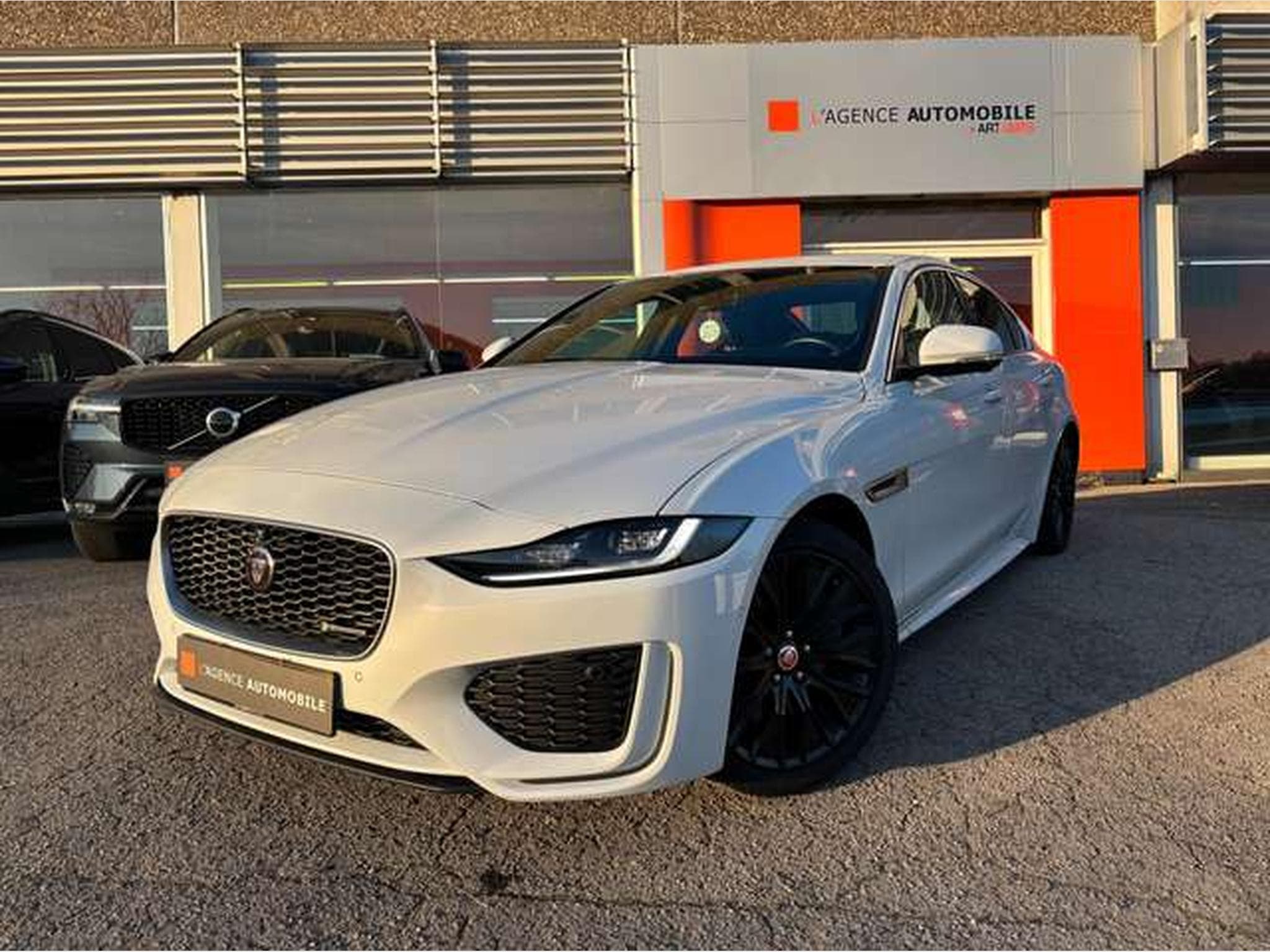 Jaguar XE D200 AWD Aut R-Dynamic SE-JUSQU'A 48 MOIS GARANTIE (2021) - Photo 2