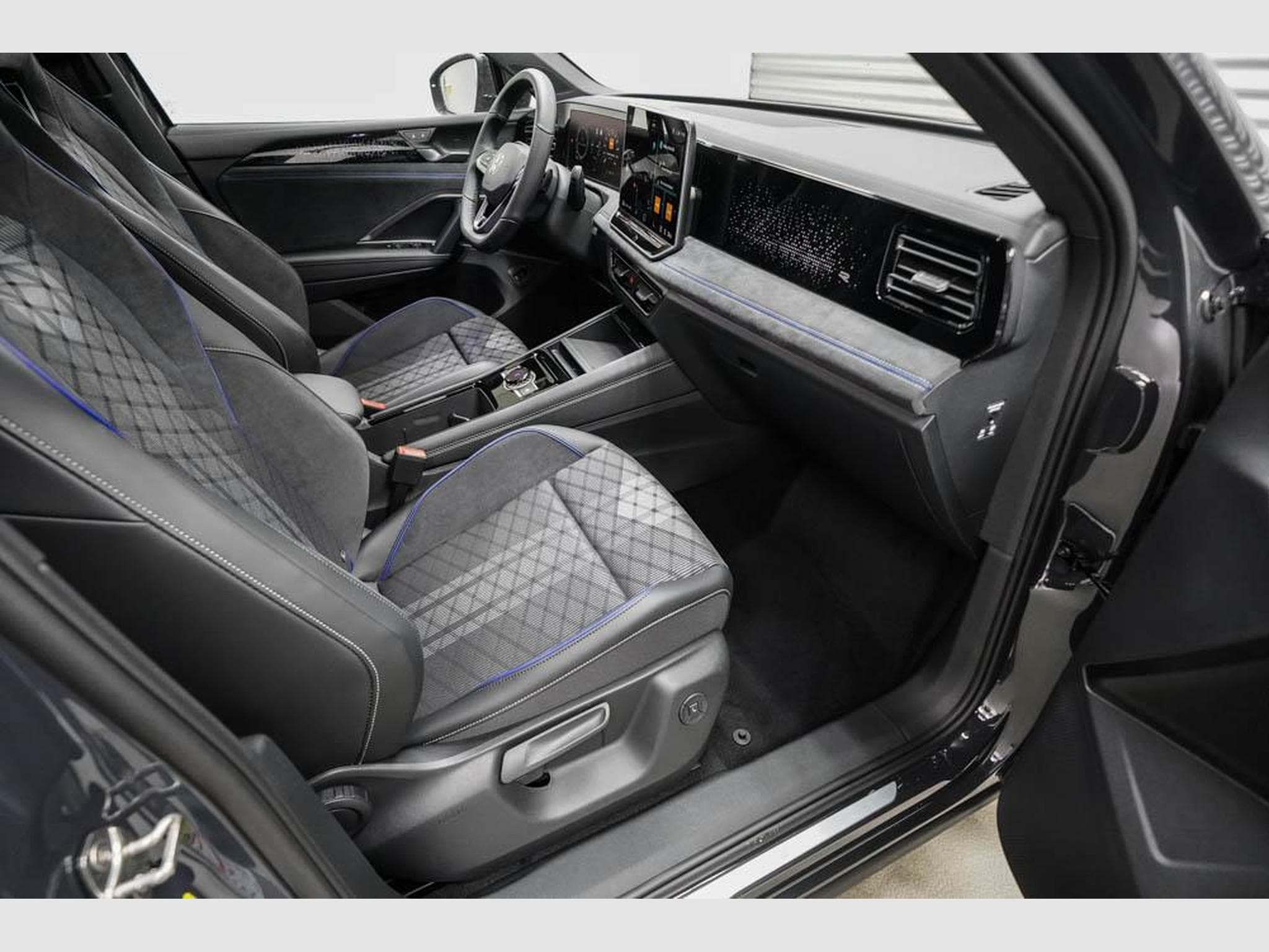 VW Tiguan 2,0 TDI DSG (2025) - Photo 22
